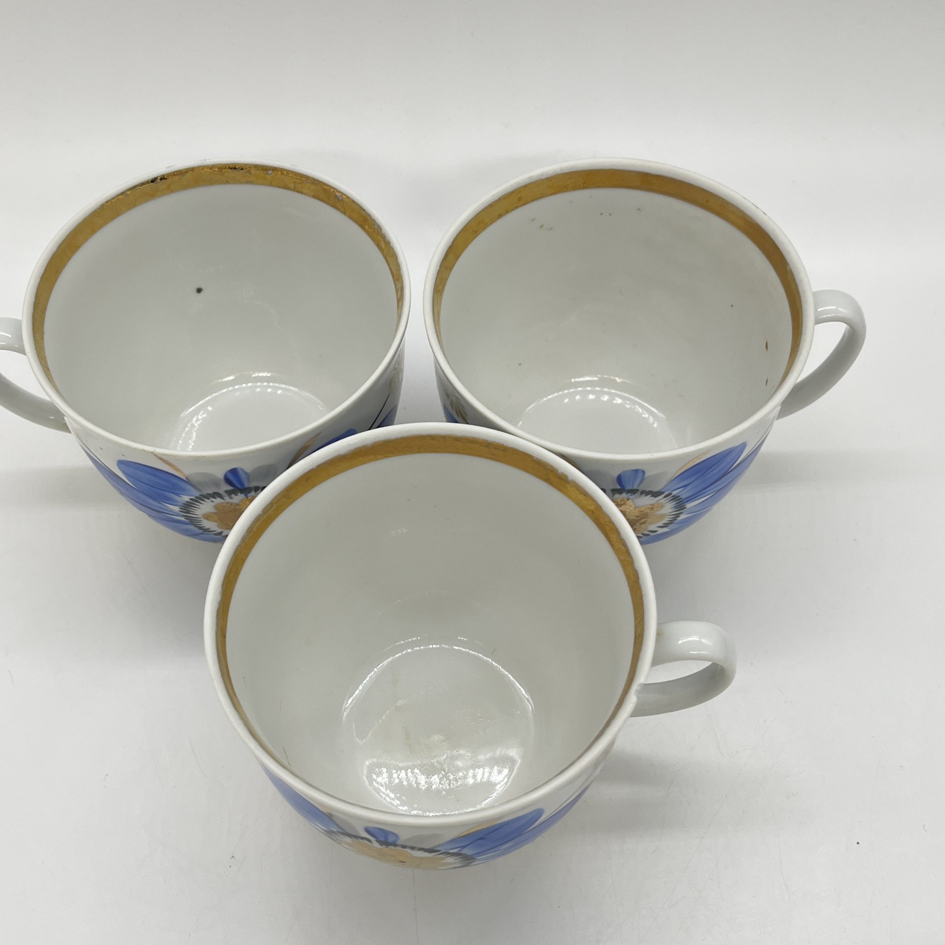 Набор из 3 кружек с расписным цветочным декором, фарфор, роспись, золочение, Барановский фарфоровый завод, СССР, 1970-1991 гг.