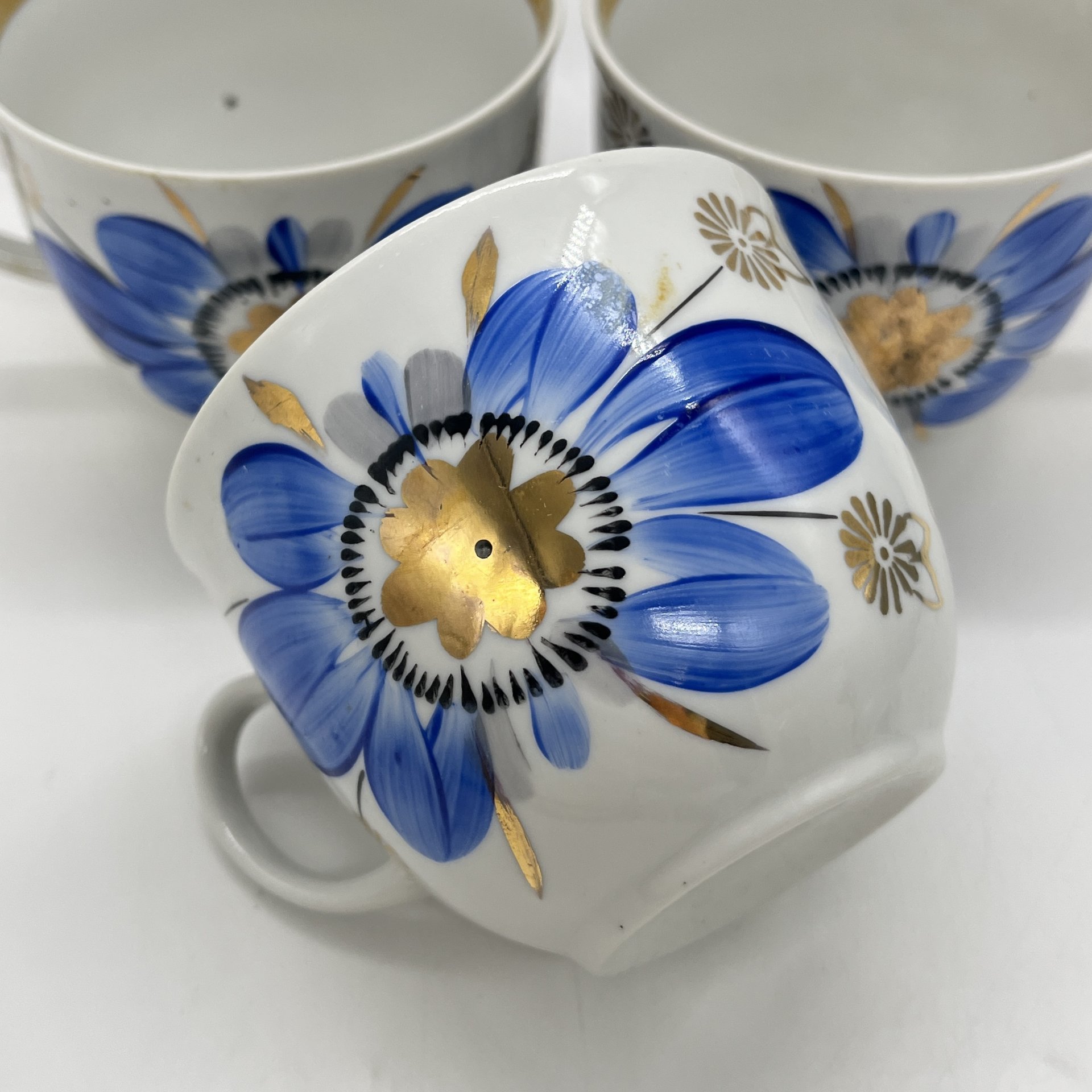 Набор из 3 кружек с расписным цветочным декором, фарфор, роспись, золочение, Барановский фарфоровый завод, СССР, 1970-1991 гг.