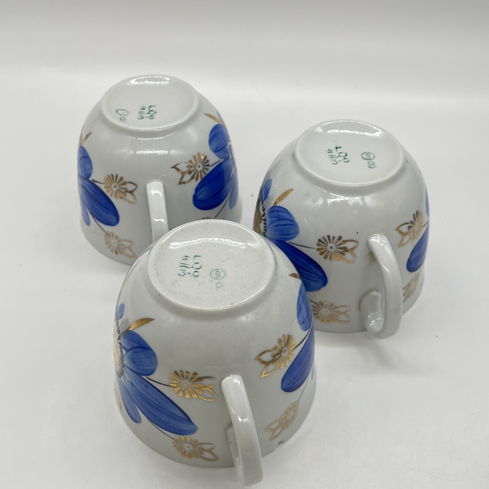 Набор из 3 кружек с расписным цветочным декором, фарфор, роспись, золочение, Барановский фарфоровый завод, СССР, 1970-1991 гг.