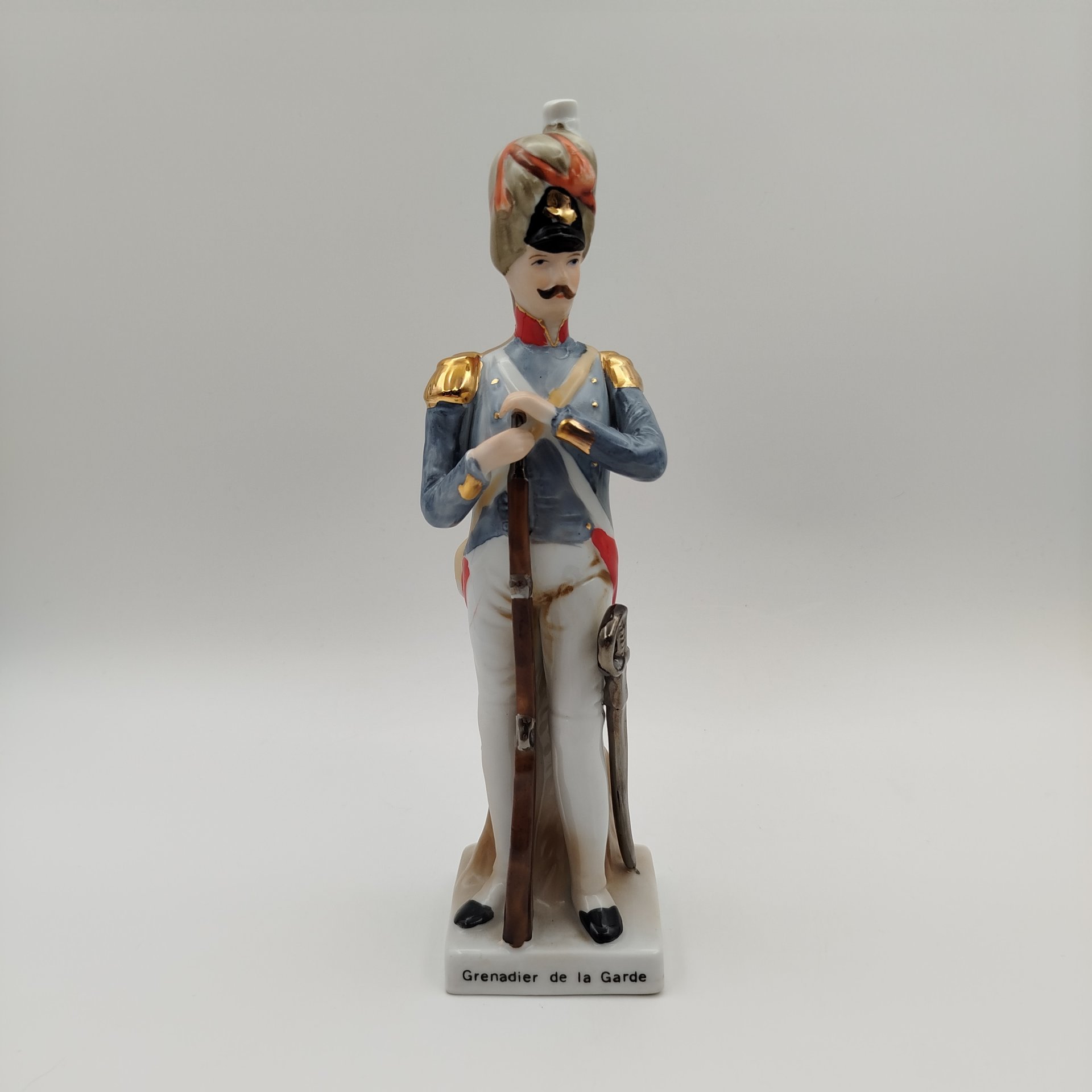 Статуэтка "Grenadier de la Garde" ("Гренадер гвардии"), фарфор, роспись, золочение — фото 1