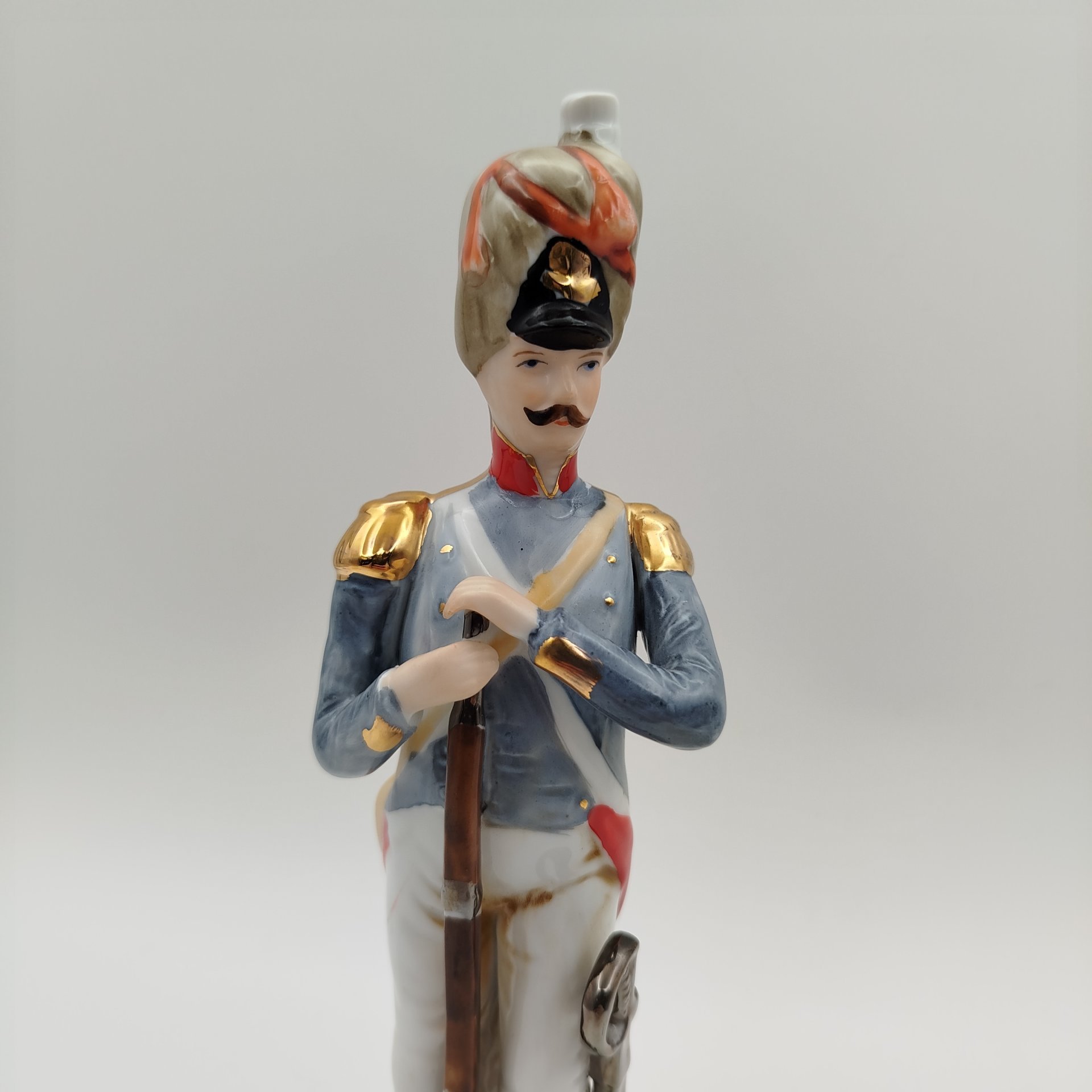 Статуэтка "Grenadier de la Garde" ("Гренадер гвардии"), фарфор, роспись, золочение — фото 2