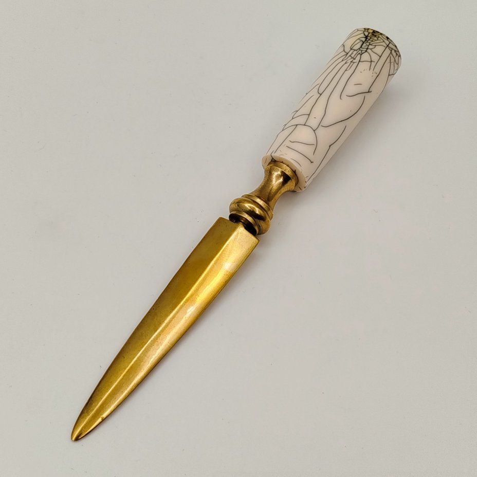 Нож эпистолярный золотистого цвета