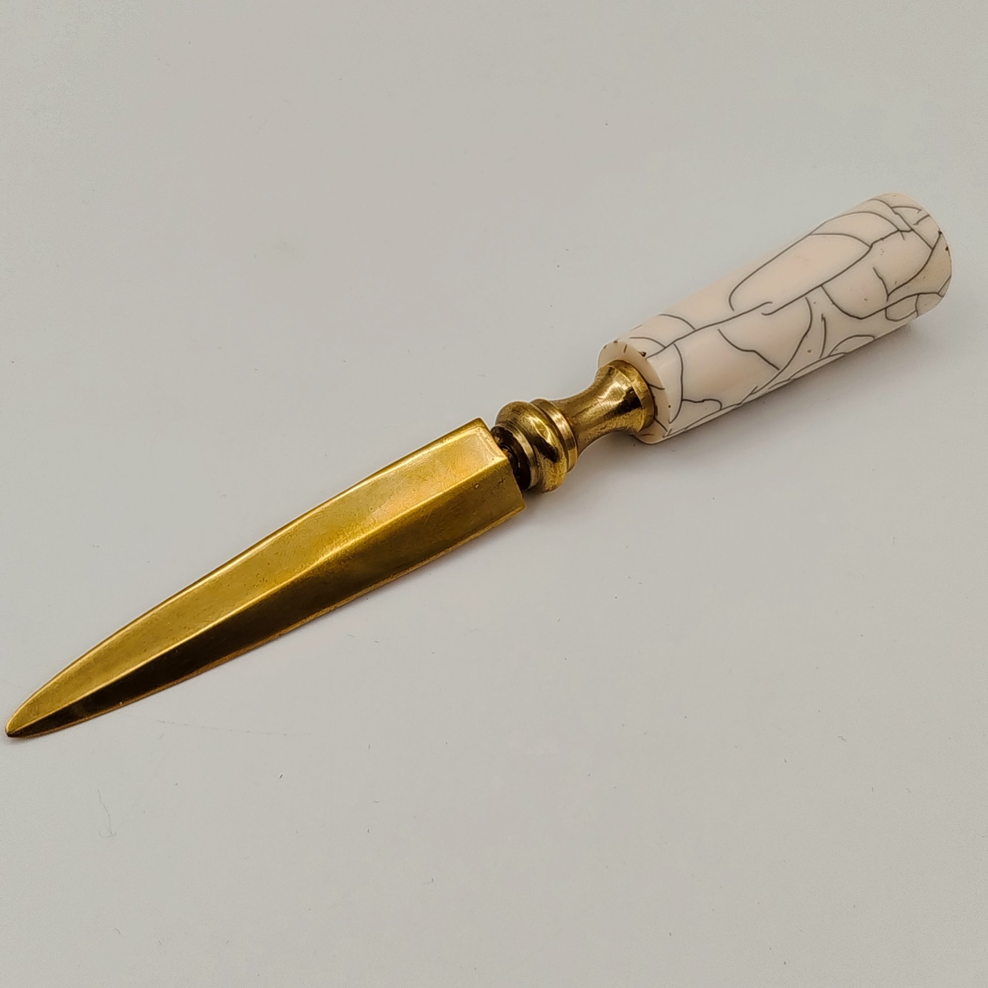 Нож эпистолярный золотистого цвета