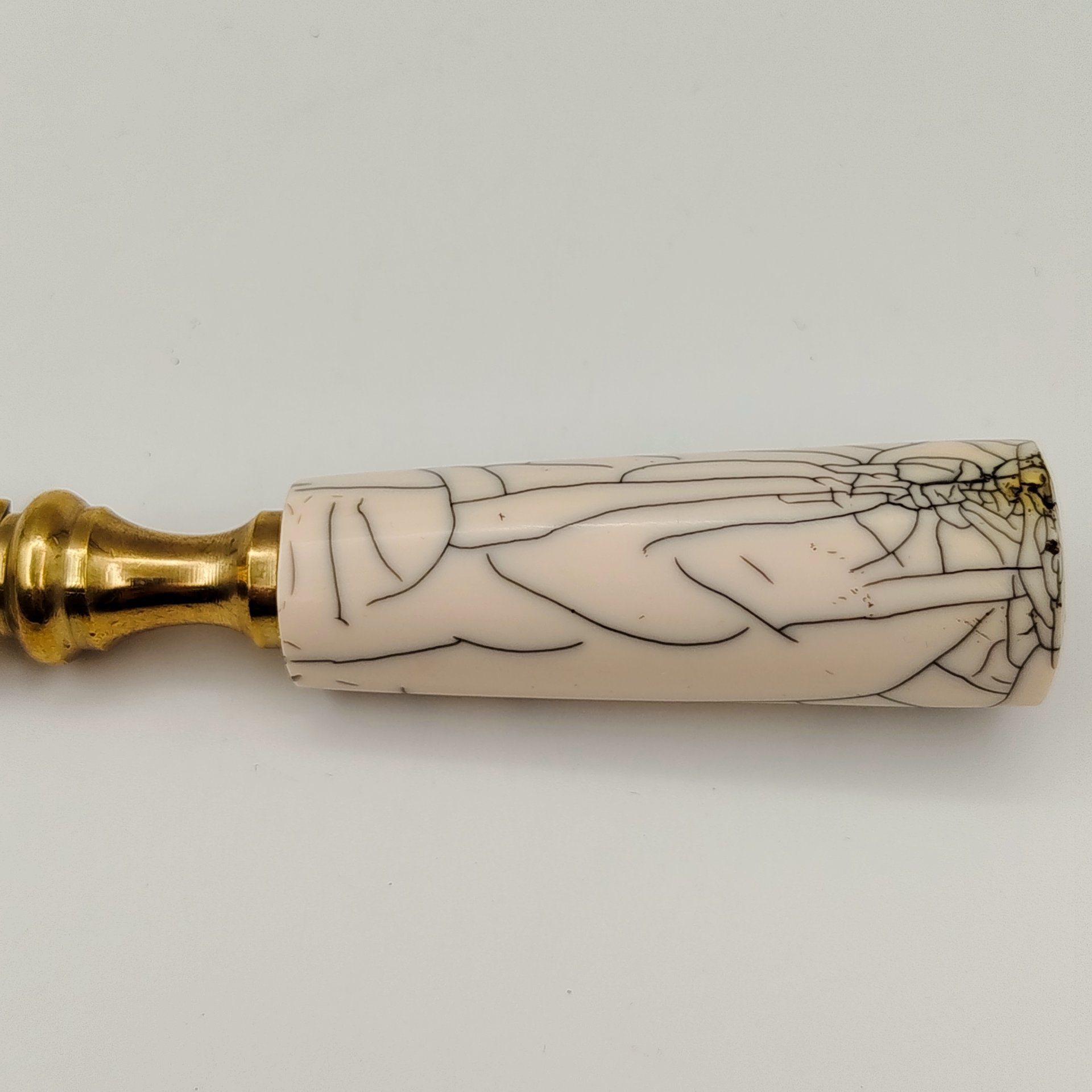 Нож эпистолярный золотистого цвета