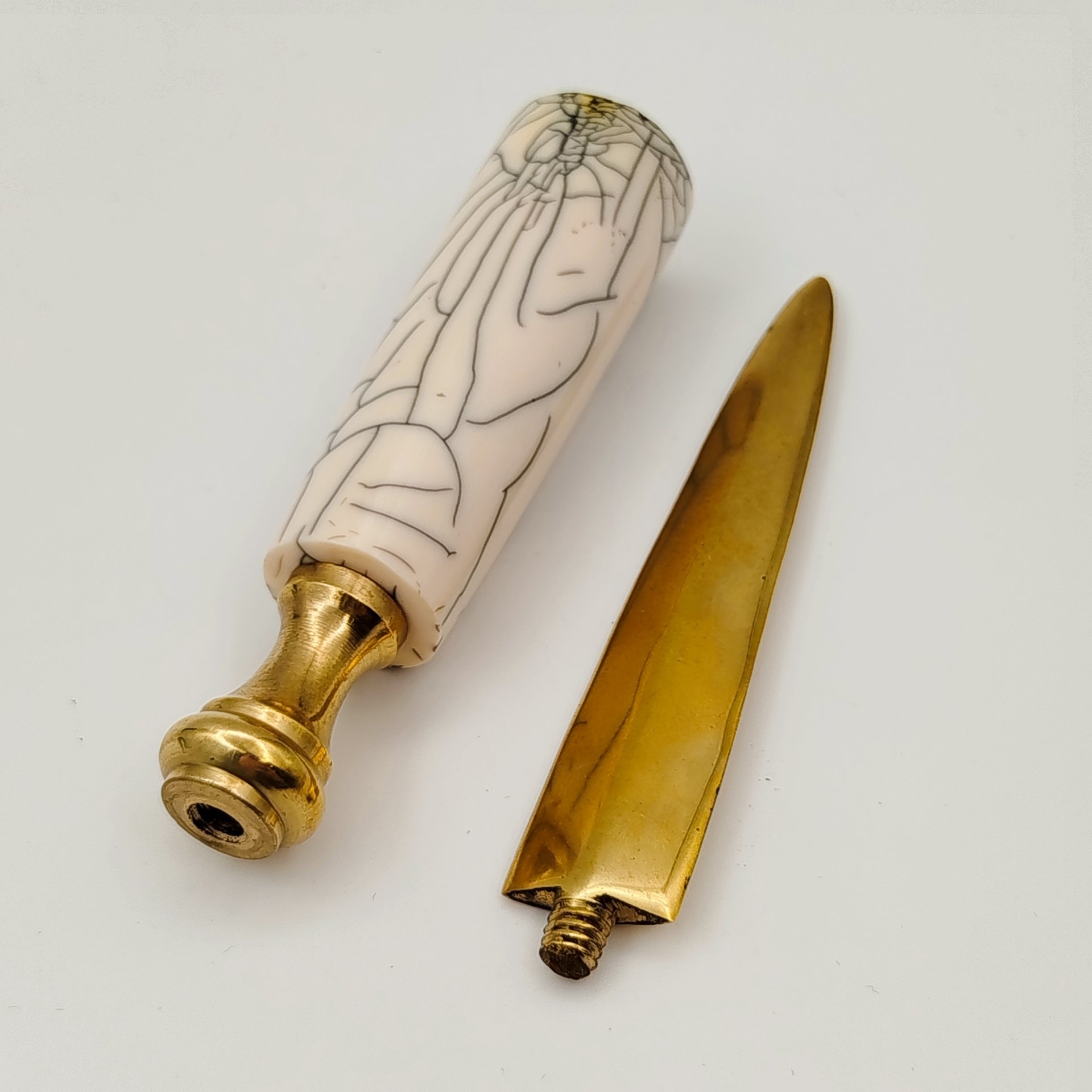 Нож эпистолярный золотистого цвета