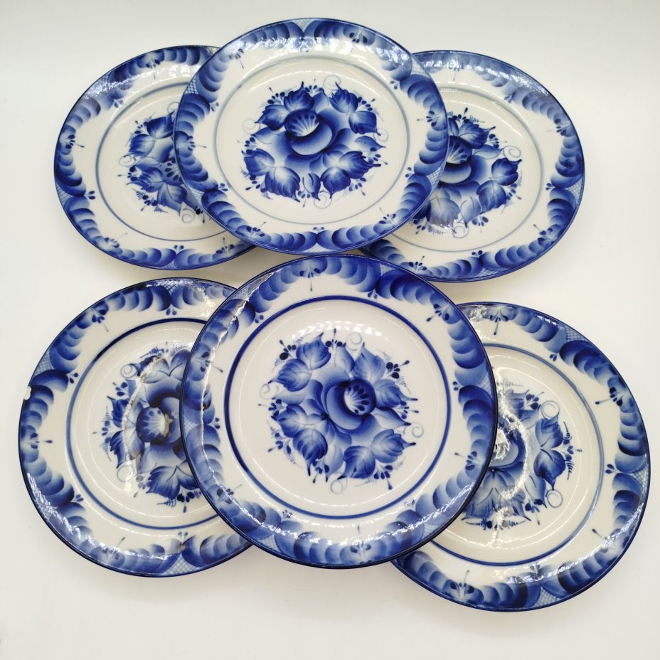 Набор из 6-ти десертных тарелок с цветочным декором, ав. Пятнова, фарфор, роспись, Гжельская фарфоровая мануфактура «Галактика», Российская Федерация, 1991-2015 гг.