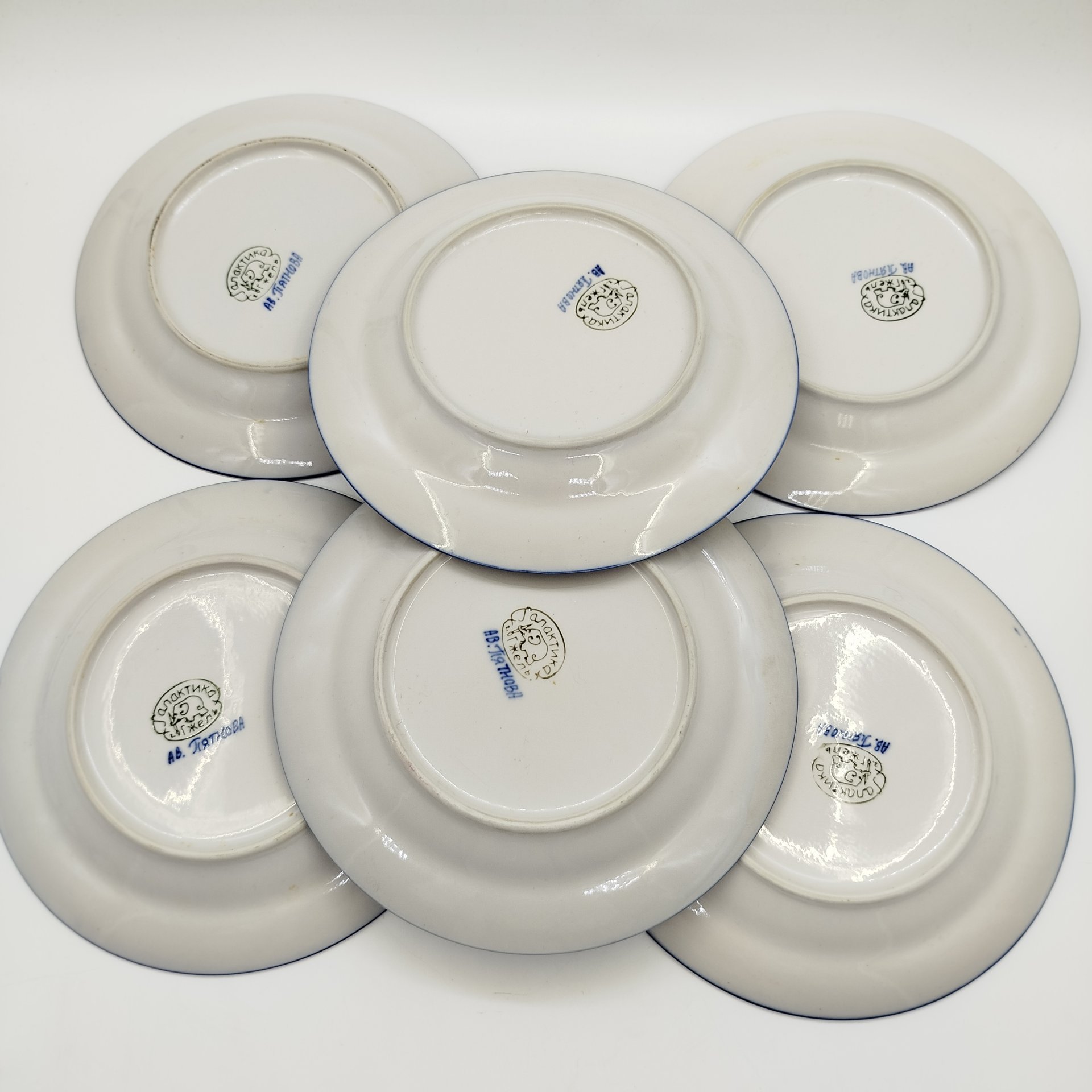 Набор из 6-ти десертных тарелок с цветочным декором, ав. Пятнова, фарфор, роспись, Гжельская фарфоровая мануфактура «Галактика», Российская Федерация, 1991-2015 гг.