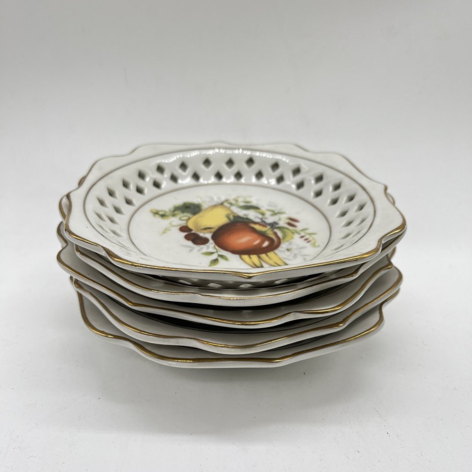 Набор из 5 блюдец с прорезным бортом "Фрукты", фарфор, деколь, золочение, Китай, 1970-2000 гг.