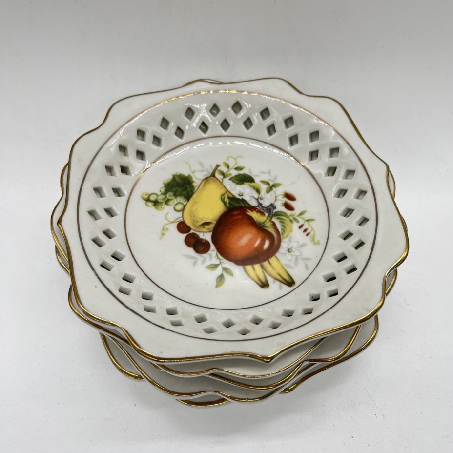 Набор из 5 блюдец с прорезным бортом "Фрукты", фарфор, деколь, золочение, Китай, 1970-2000 гг.