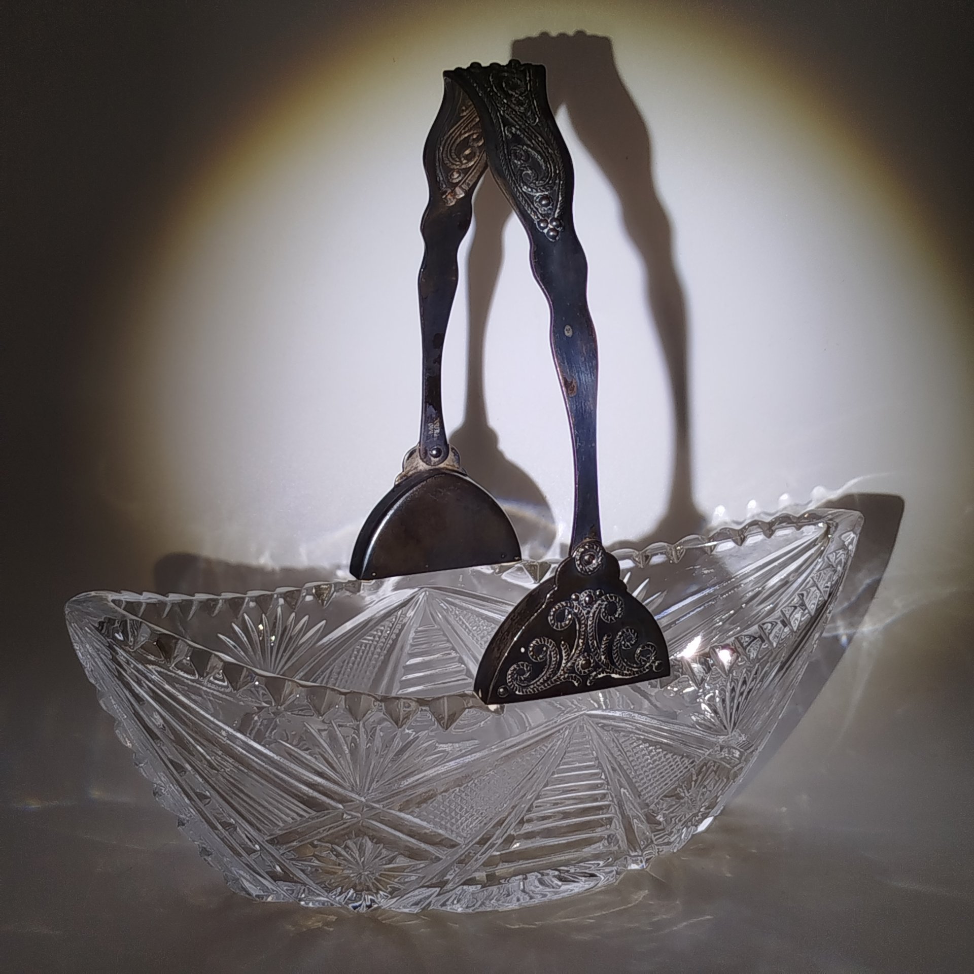 Конфетница в форме ладьи с ручкой