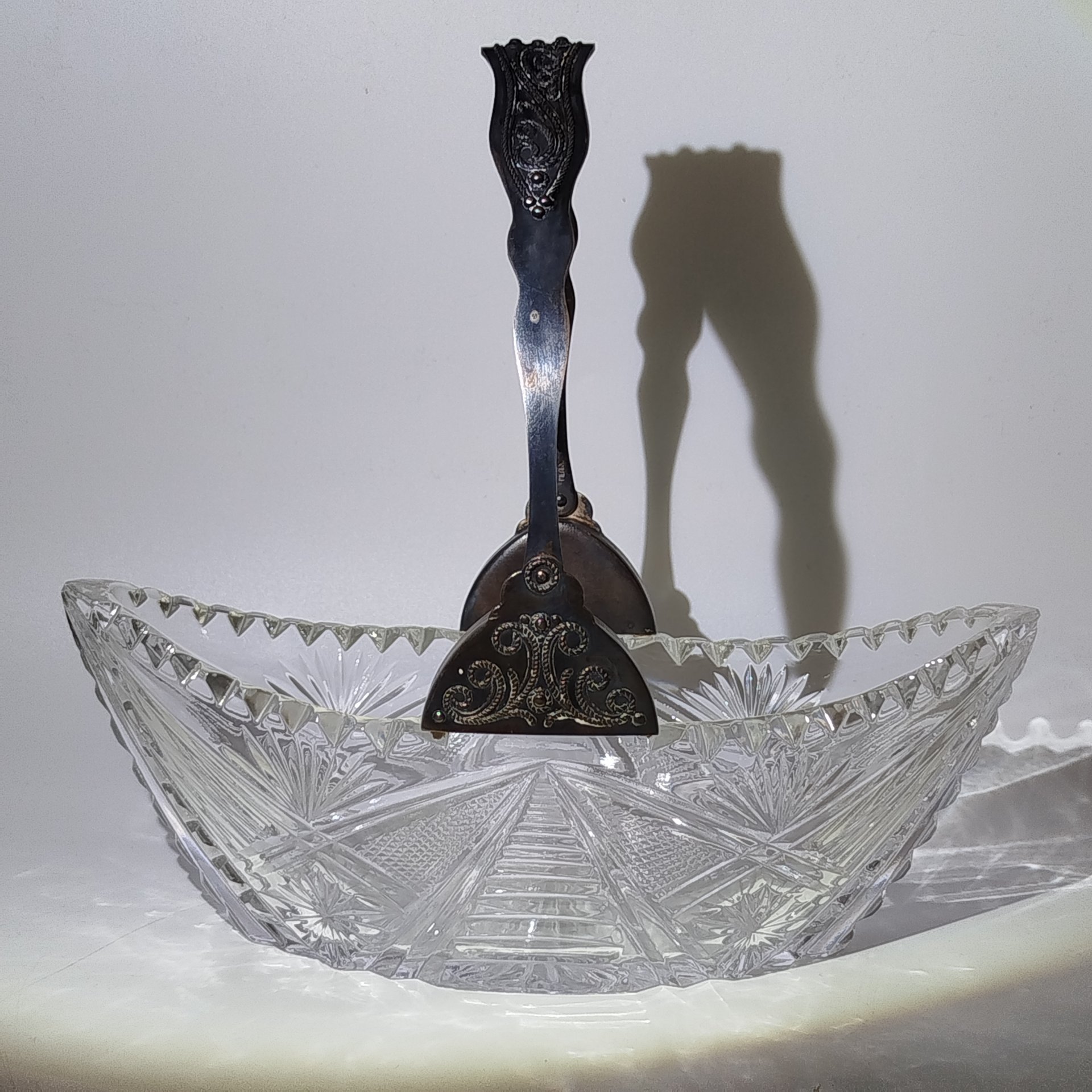 Конфетница в форме ладьи с ручкой