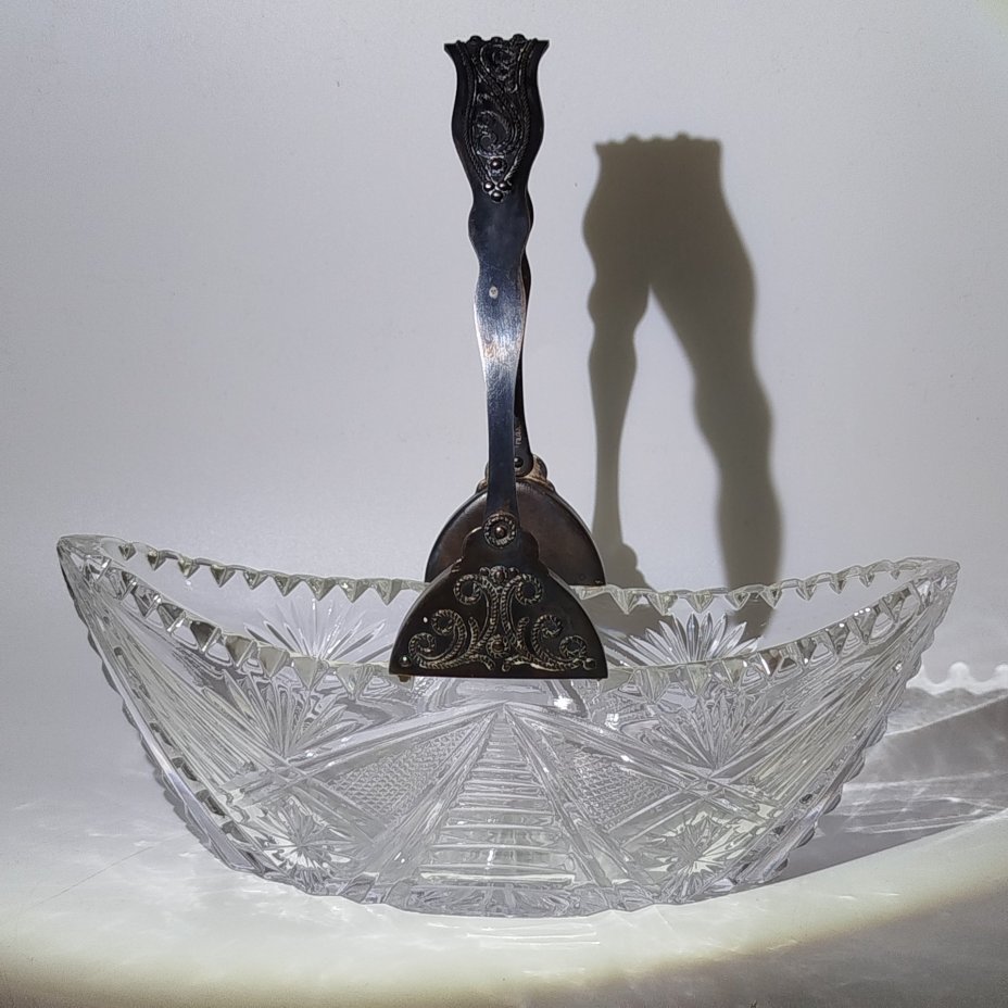 Конфетница в форме ладьи с ручкой