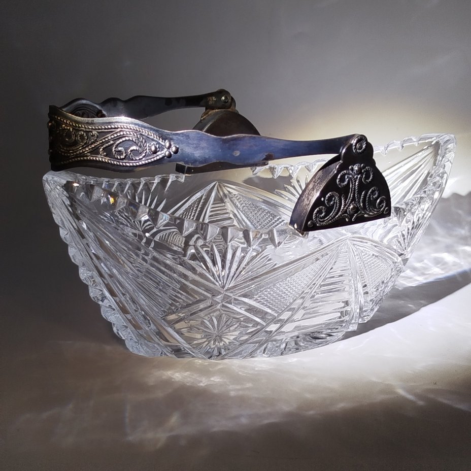 Конфетница в форме ладьи с ручкой