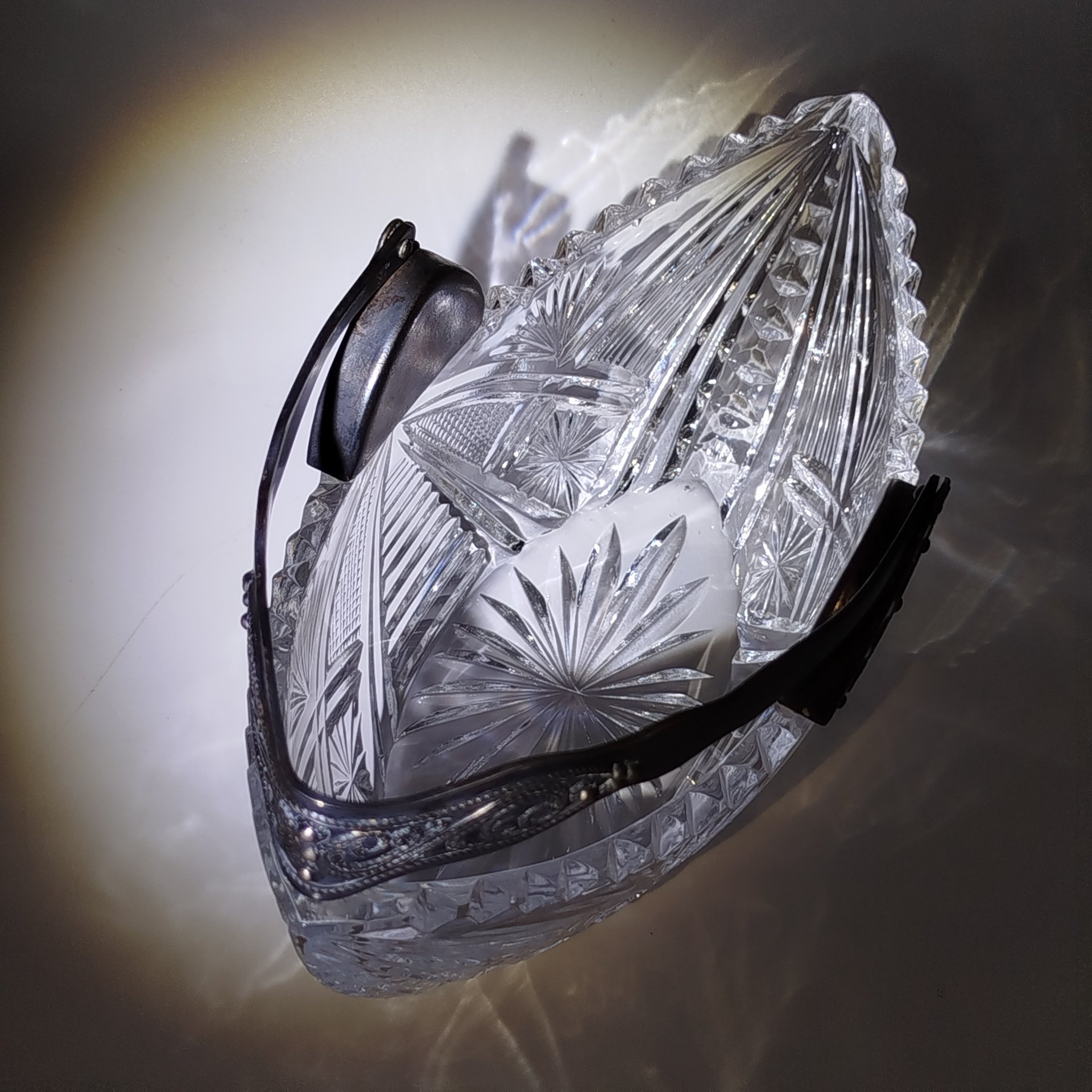 Конфетница в форме ладьи с ручкой