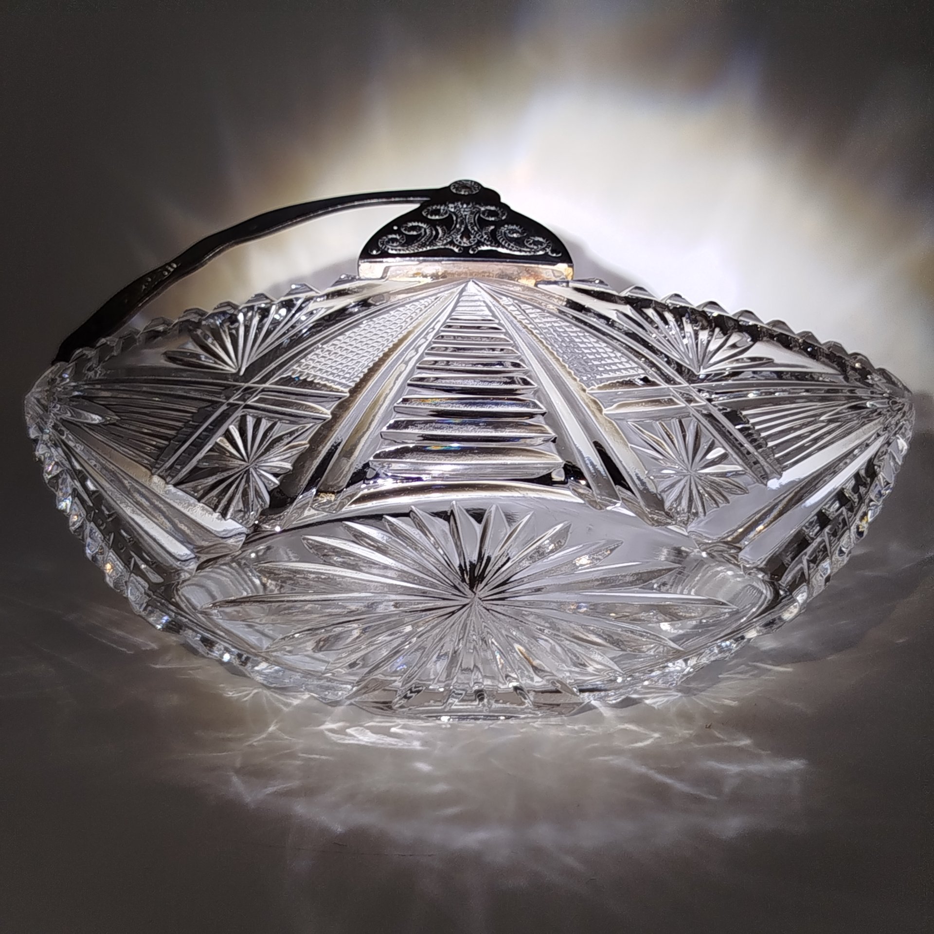 Конфетница в форме ладьи с ручкой