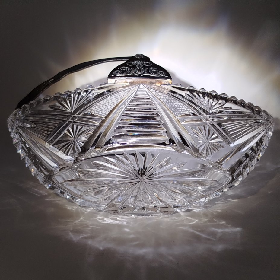 Конфетница в форме ладьи с ручкой