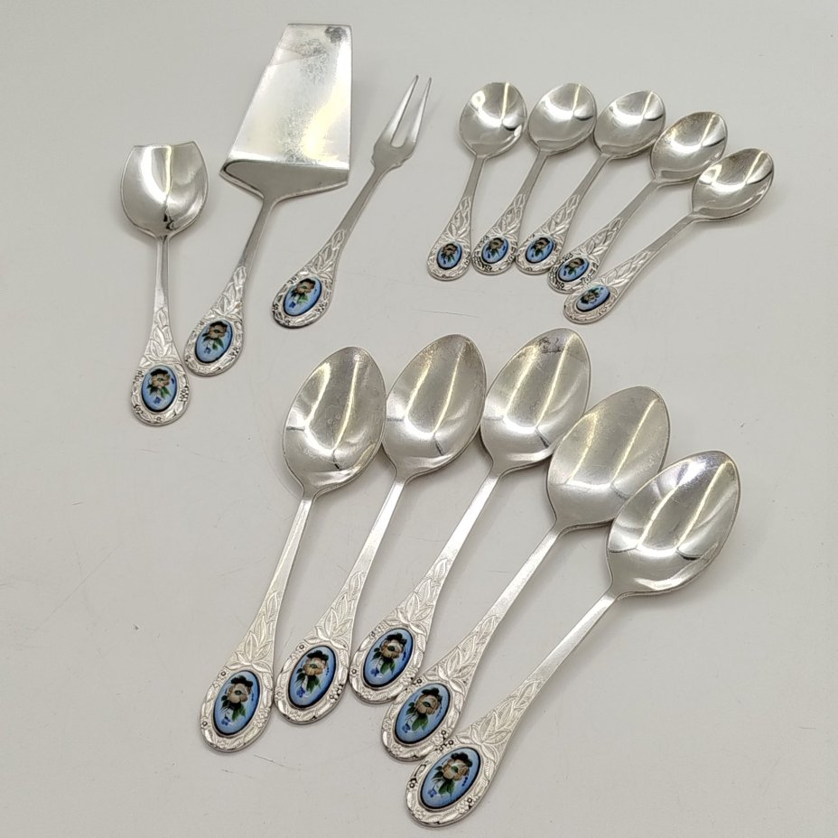 Набор приборов на 5 персон (чайные ложки, кофейные ложки, десертные ложка и вилка, лопатка для торта), металл, СССР, 1980-1990 гг.