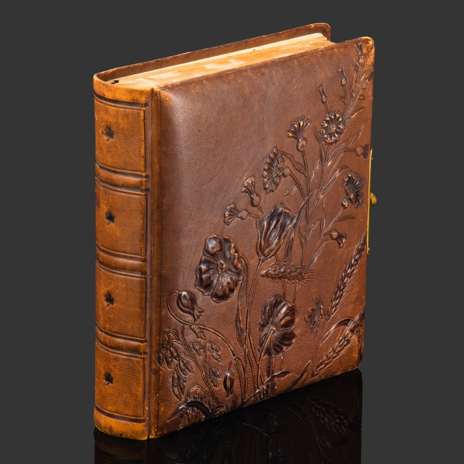 Фотоальбом с рельефным цветочным декором, фигурной застежкой и позолоченным обрезом, фирма "Ф. Трейманъ"