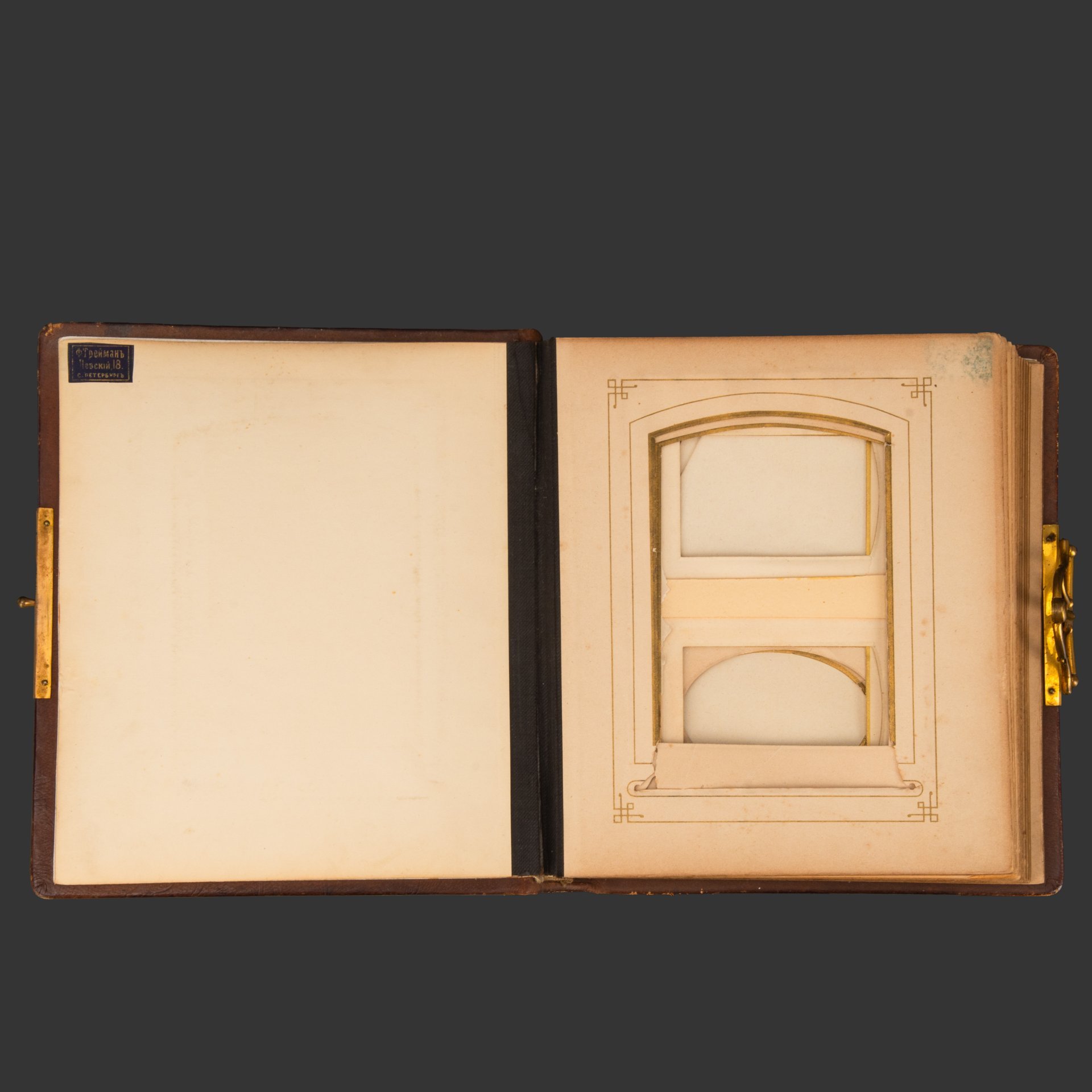 Фотоальбом с рельефным цветочным декором, фигурной застежкой и позолоченным обрезом, фирма "Ф. Трейманъ"