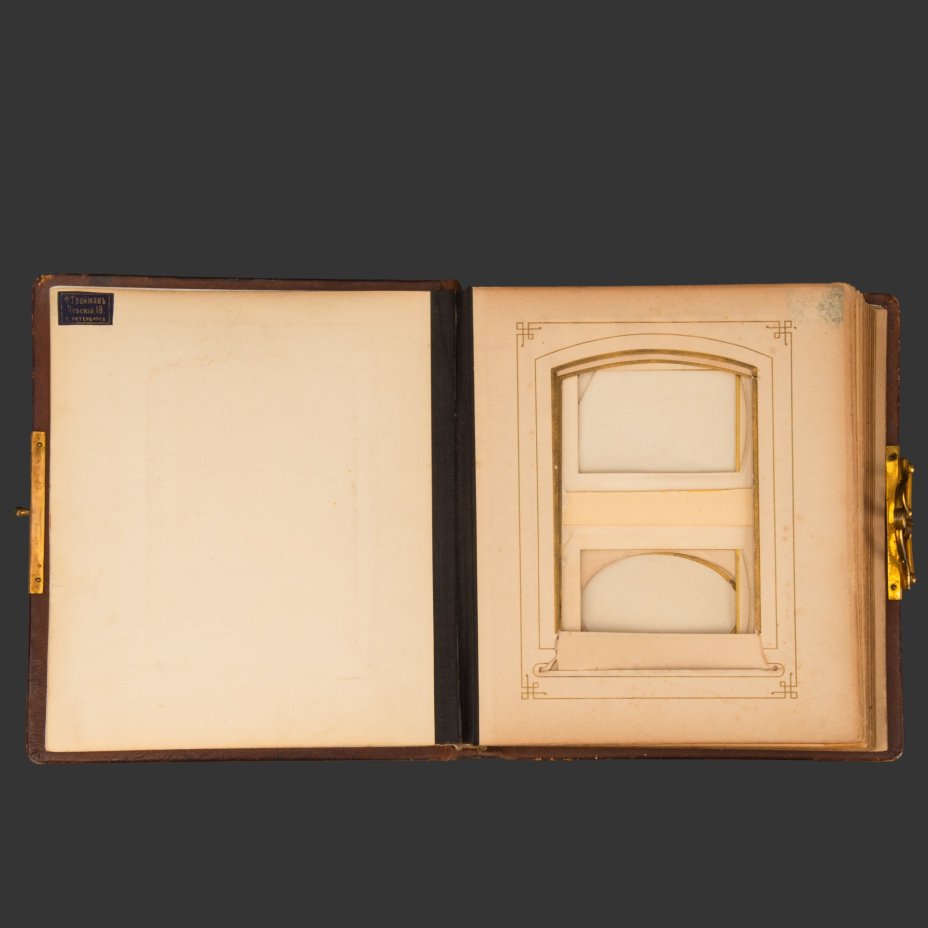 Фотоальбом с рельефным цветочным декором, фигурной застежкой и позолоченным обрезом, фирма "Ф. Трейманъ"