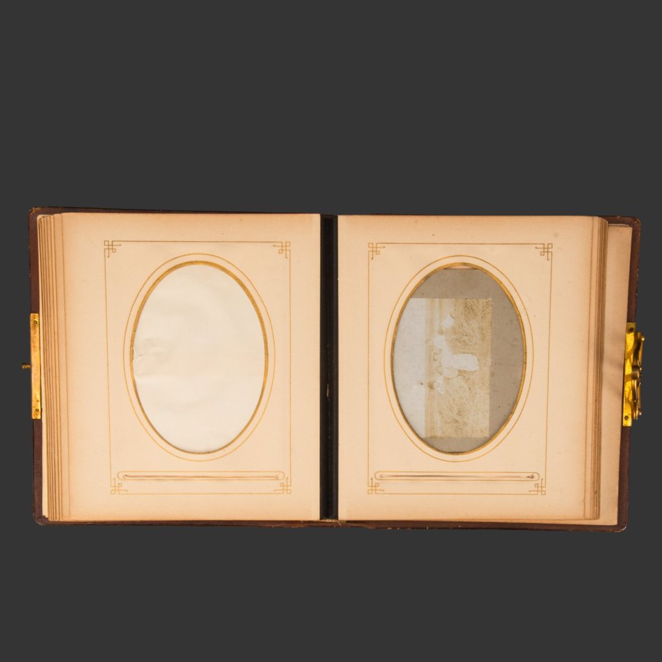 Фотоальбом с рельефным цветочным декором, фигурной застежкой и позолоченным обрезом, фирма "Ф. Трейманъ"