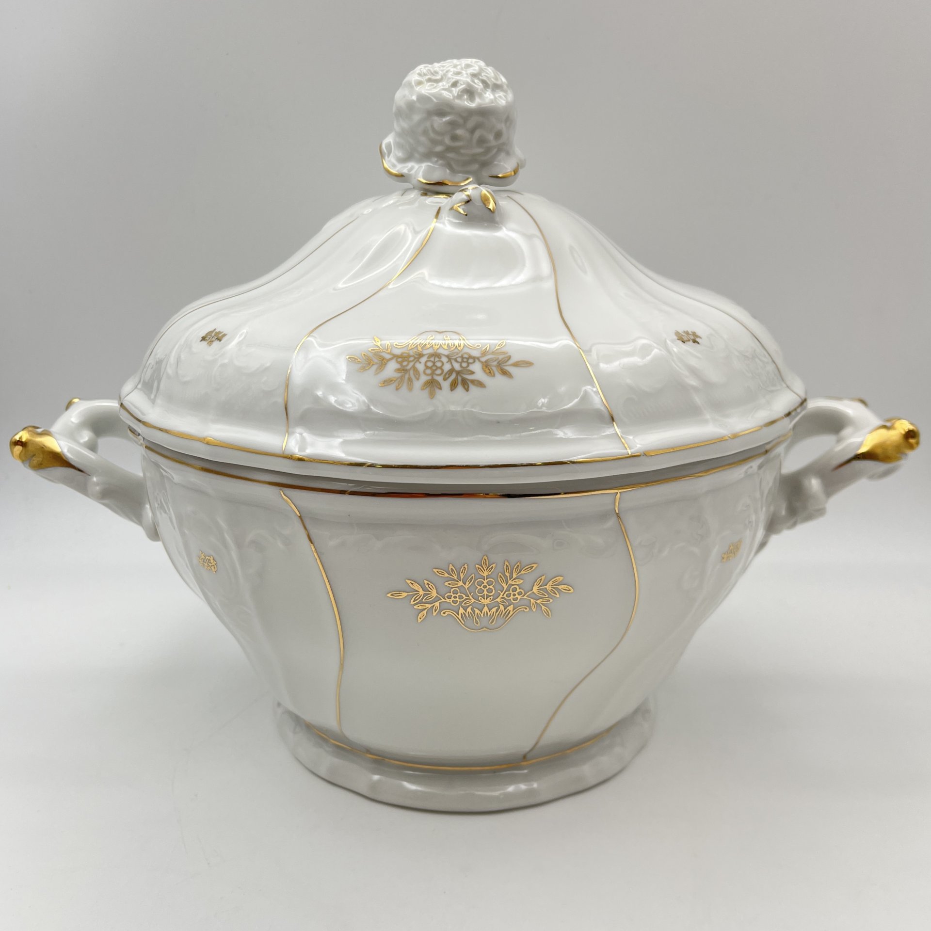 Супница, украшенная цветочным и рельефным декором, RGK