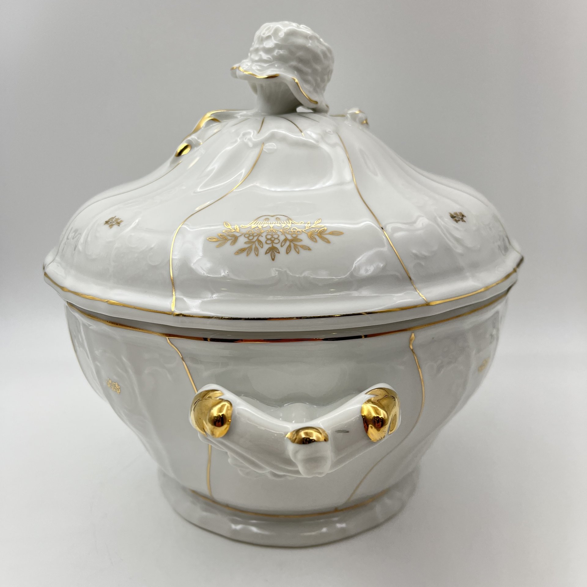 Супница, украшенная цветочным и рельефным декором, RGK