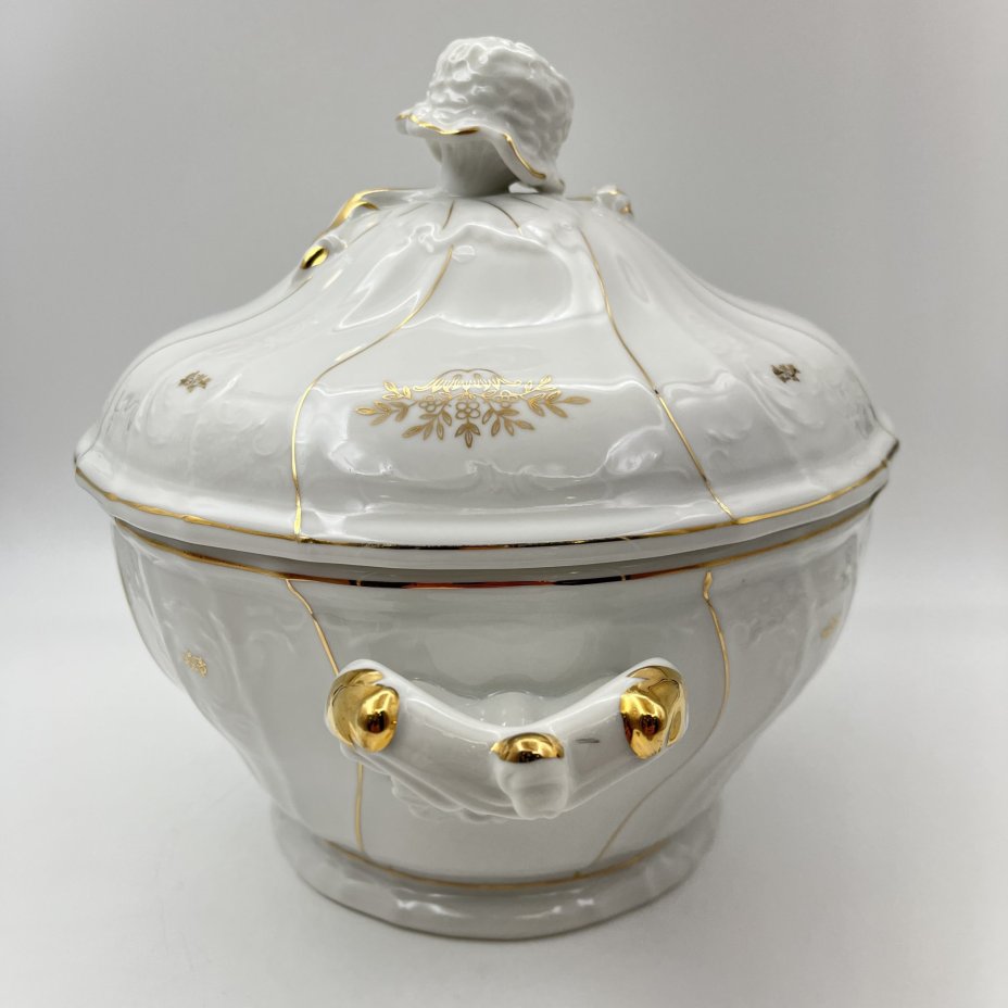 Супница, украшенная цветочным и рельефным декором, RGK