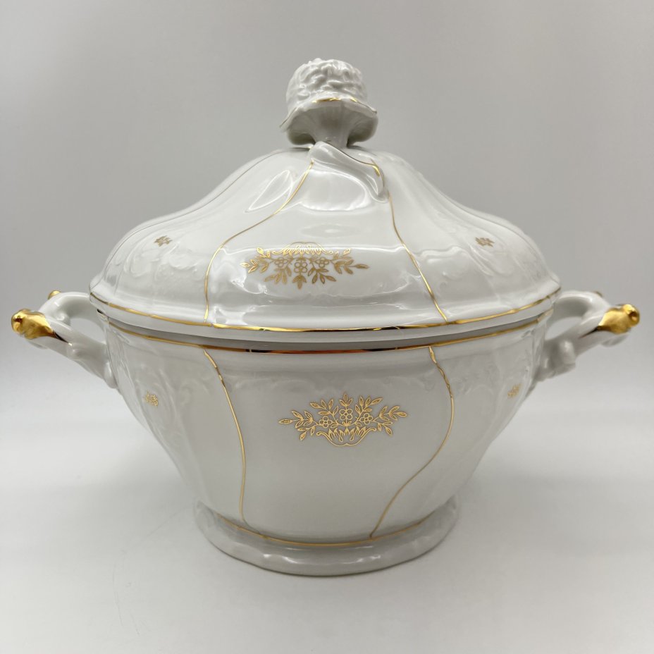 Супница, украшенная цветочным и рельефным декором, RGK