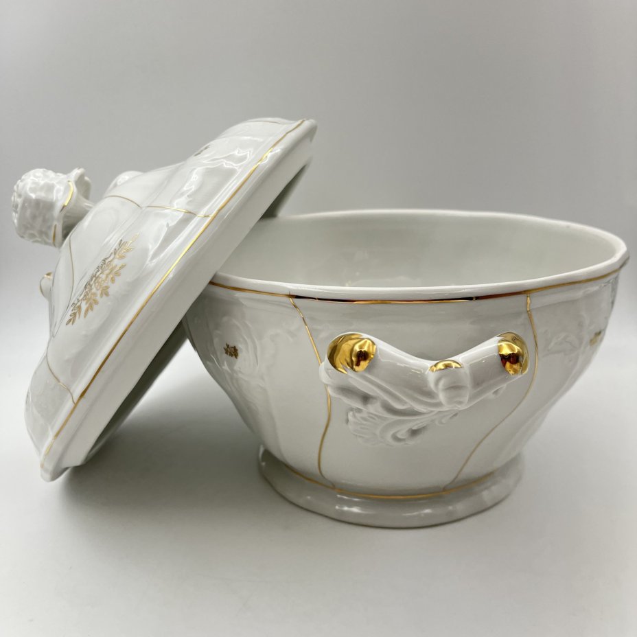 Супница, украшенная цветочным и рельефным декором, RGK