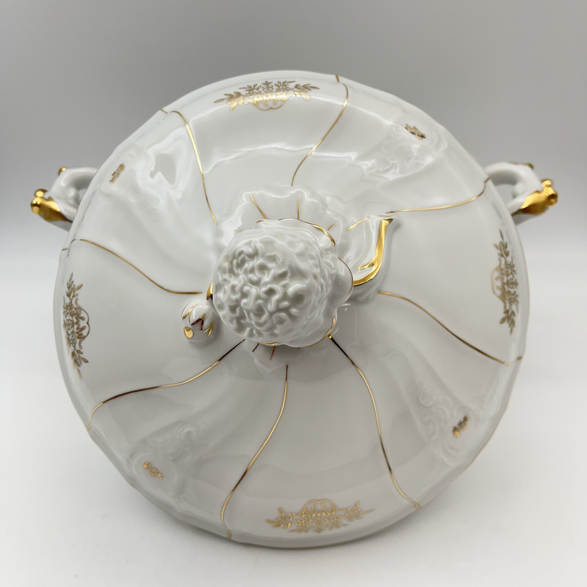 Супница, украшенная цветочным и рельефным декором, RGK