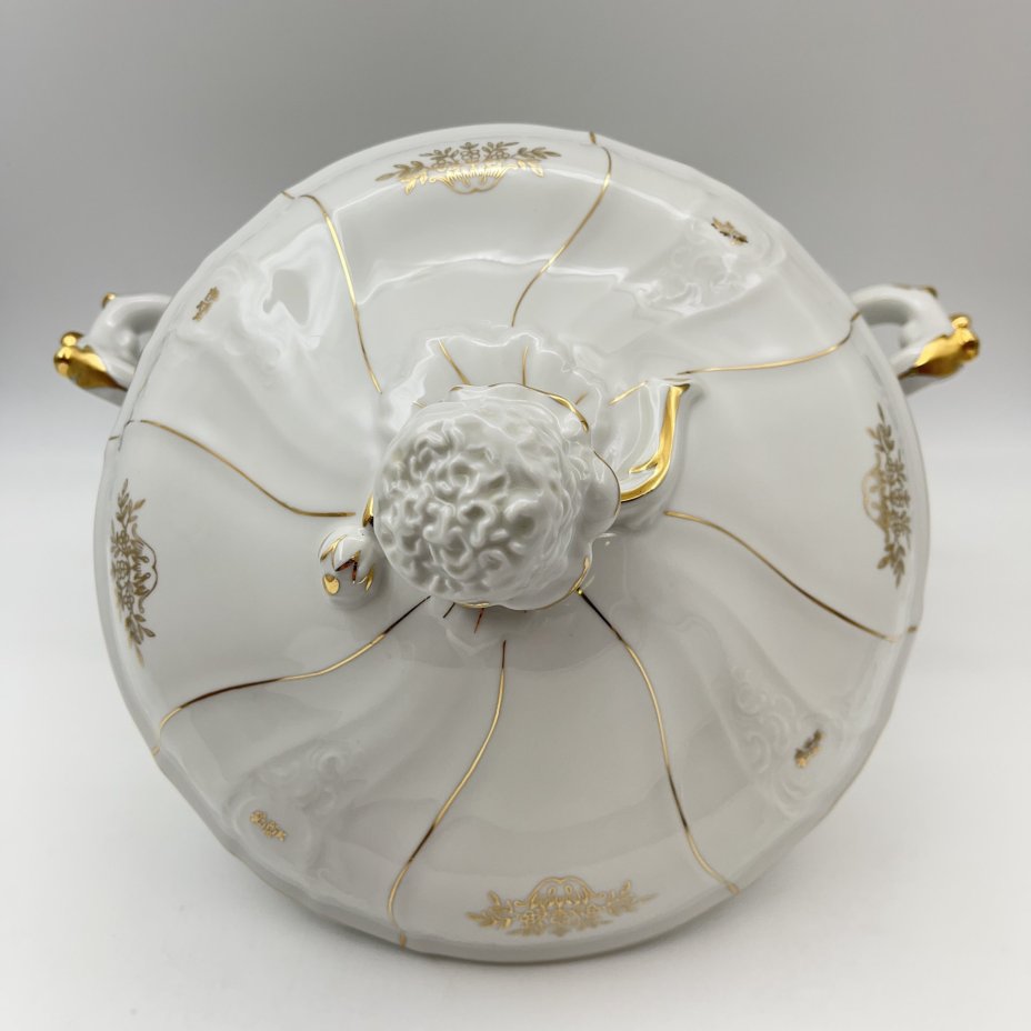 Супница, украшенная цветочным и рельефным декором, RGK