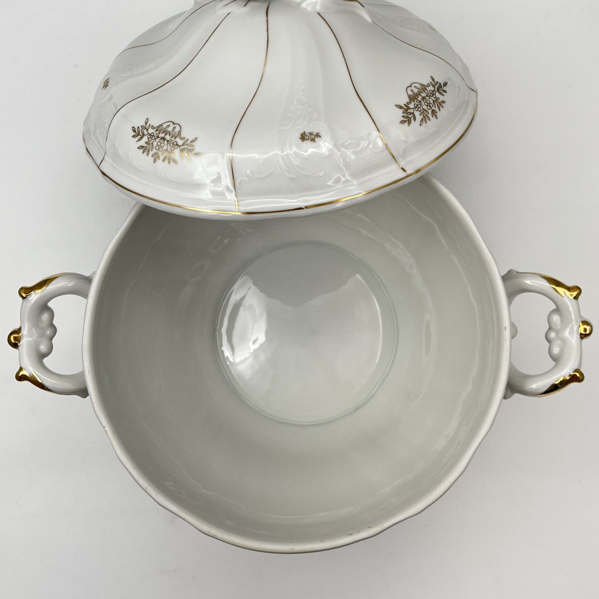 Супница, украшенная цветочным и рельефным декором, RGK