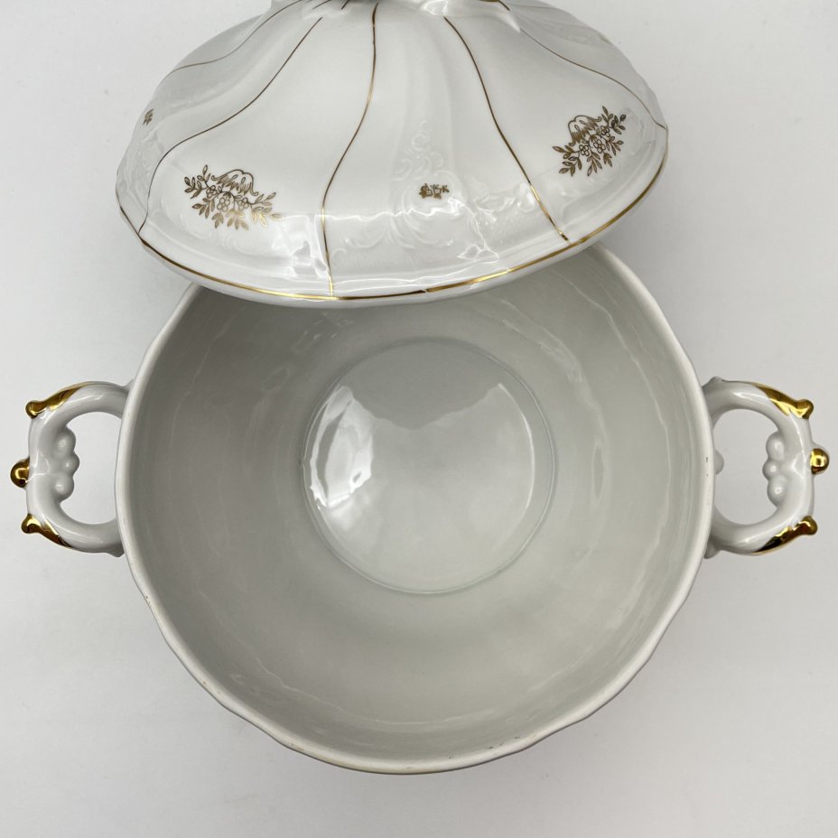 Супница, украшенная цветочным и рельефным декором, RGK