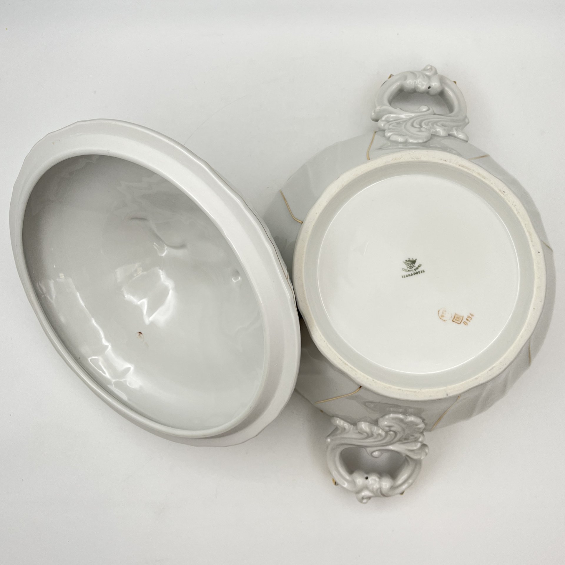 Супница, украшенная цветочным и рельефным декором, RGK