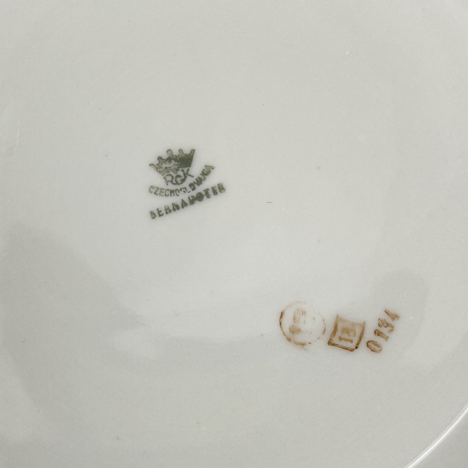 Супница, украшенная цветочным и рельефным декором, RGK