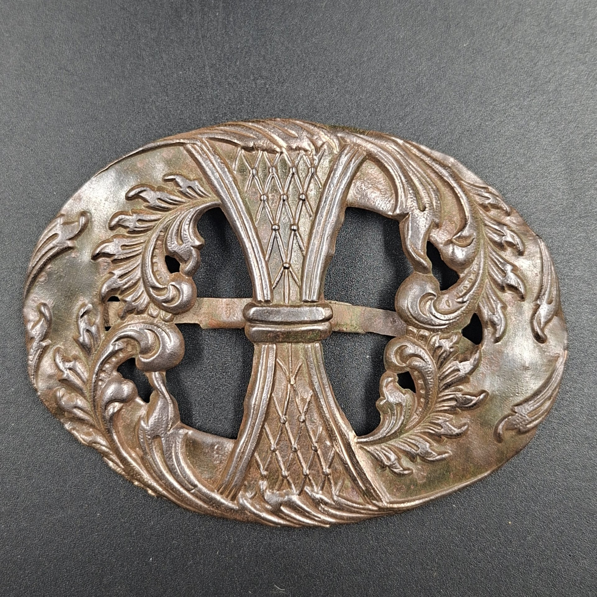 Пряжка женская поясная овальной формы с растительным декором