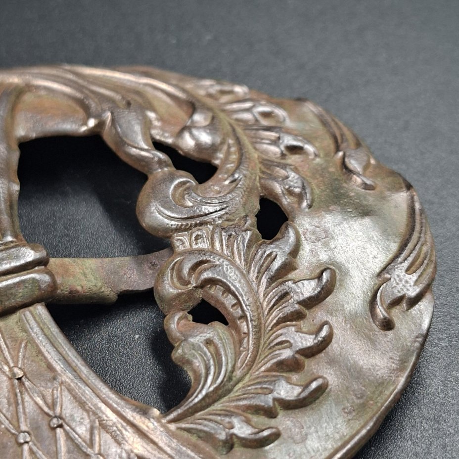 Пряжка женская поясная овальной формы с растительным декором