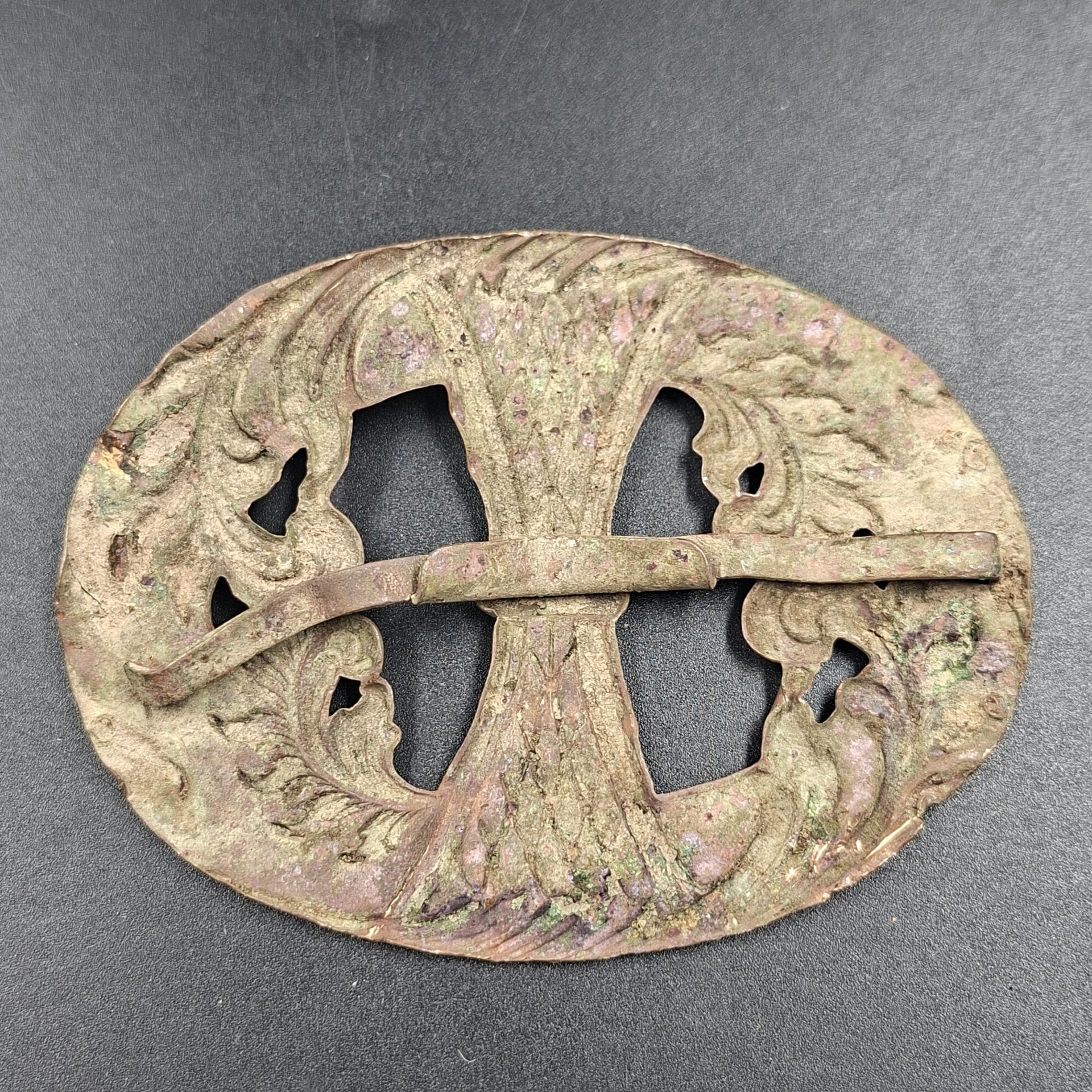 Пряжка женская поясная овальной формы с растительным декором