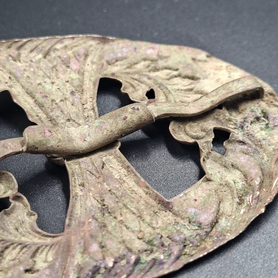 Пряжка женская поясная овальной формы с растительным декором