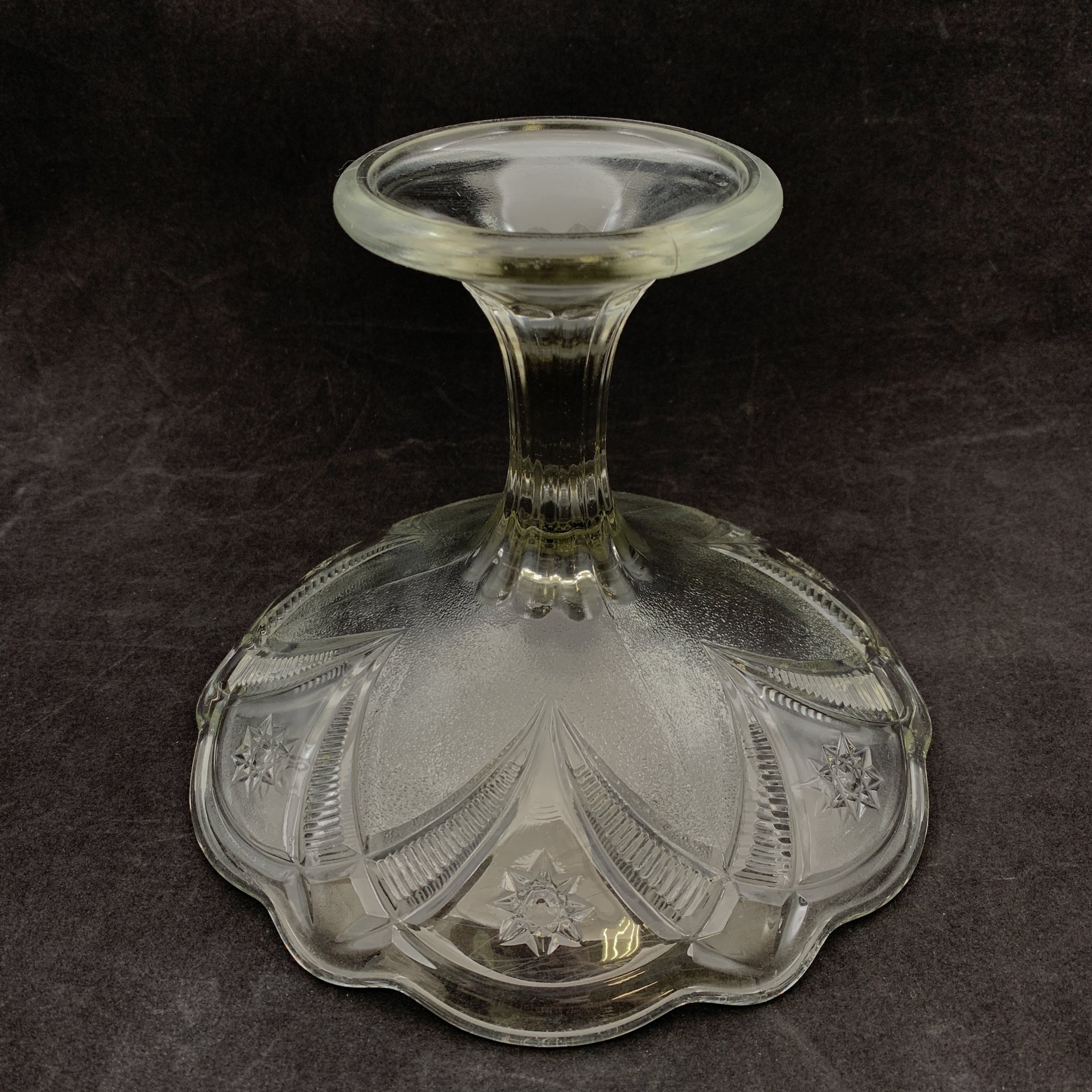 Конфетница (фруктовница), декорированная растительным узором