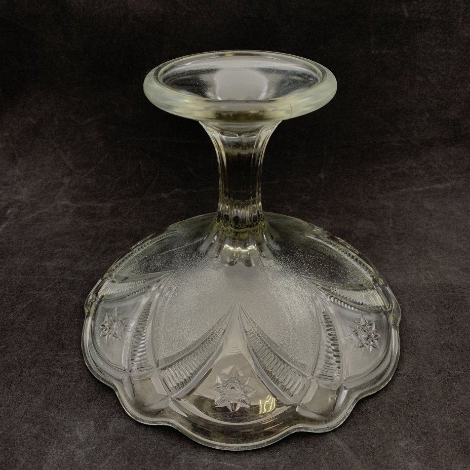 Конфетница (фруктовница), декорированная растительным узором