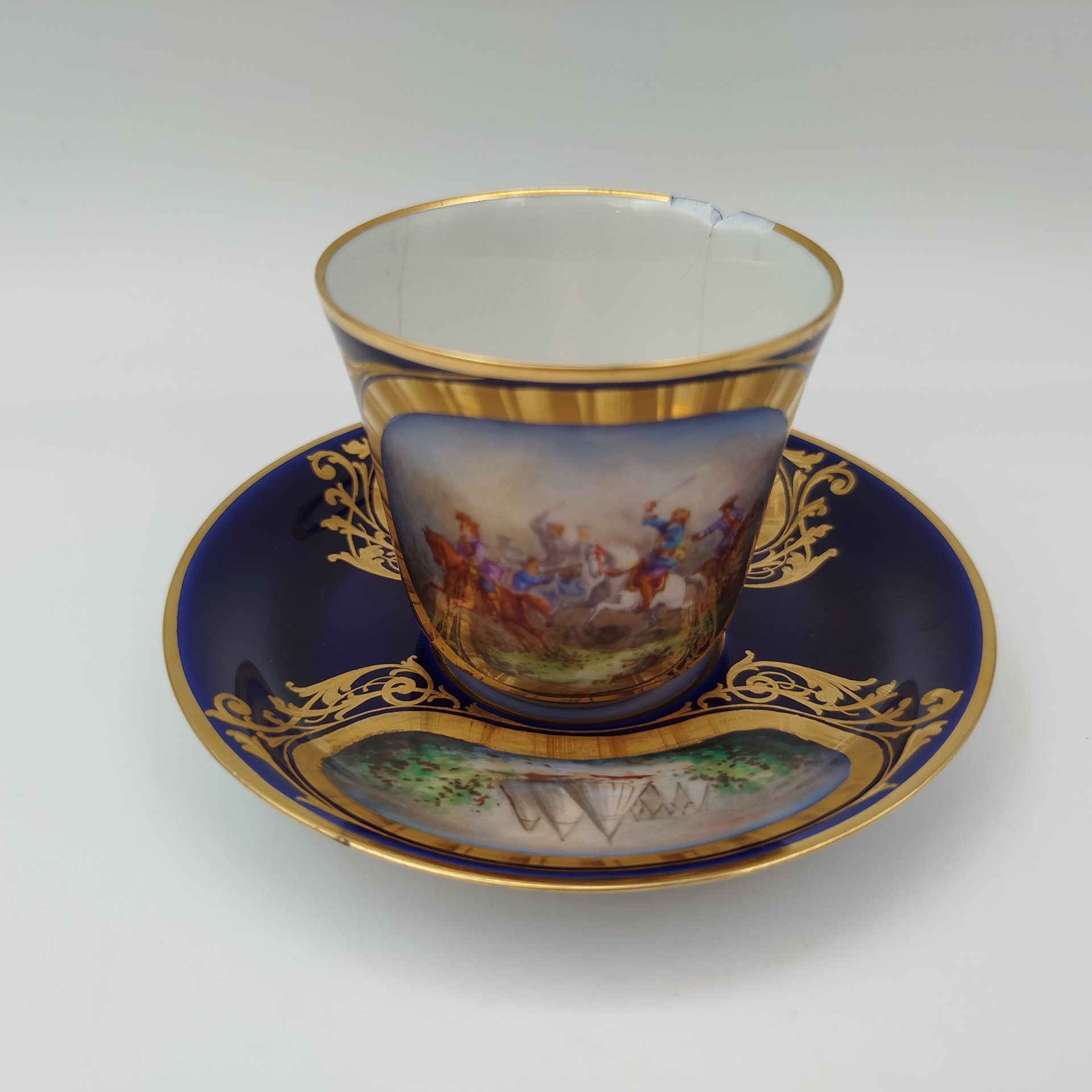 Пара кофейная с батальным сюжетом "Битва при Турине", (выполнена для дворца Тюильри "Chateau des Tuileries"), фарфор, крытье кобальтом, роспись, золочение, Севрская фарфоровая мануфактура (Sevres), Франция, 1844-1846 гг.