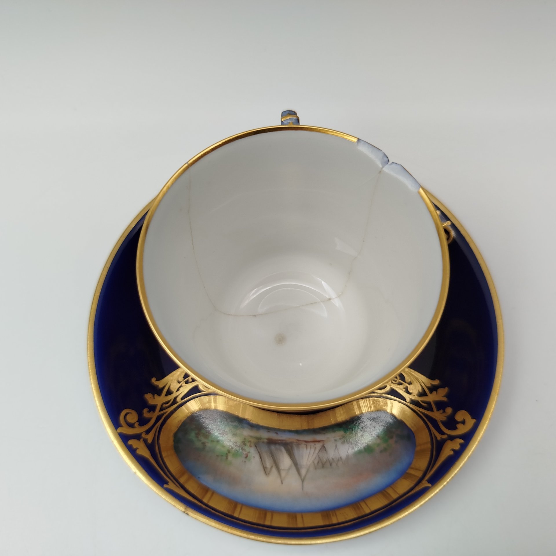 Пара кофейная с батальным сюжетом "Битва при Турине", (выполнена для дворца Тюильри "Chateau des Tuileries"), фарфор, крытье кобальтом, роспись, золочение, Севрская фарфоровая мануфактура (Sevres), Франция, 1844-1846 гг.