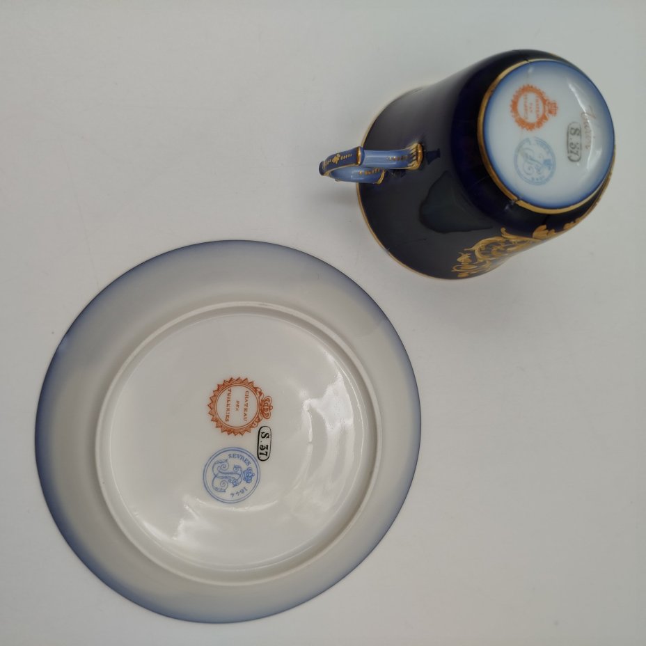 Пара кофейная с батальным сюжетом "Битва при Турине", (выполнена для дворца Тюильри "Chateau des Tuileries"), фарфор, крытье кобальтом, роспись, золочение, Севрская фарфоровая мануфактура (Sevres), Франция, 1844-1846 гг.