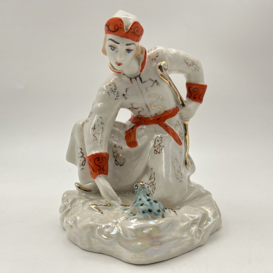 Статуэтка "Иван-царевич с царевной-лягушкой", скульптор А.А. Киселев, фарфор, роспись, люстр, золочение, Ленинградский завод фарфоровых изделий (ЛЗФИ), СССР, 1956-1967 гг.