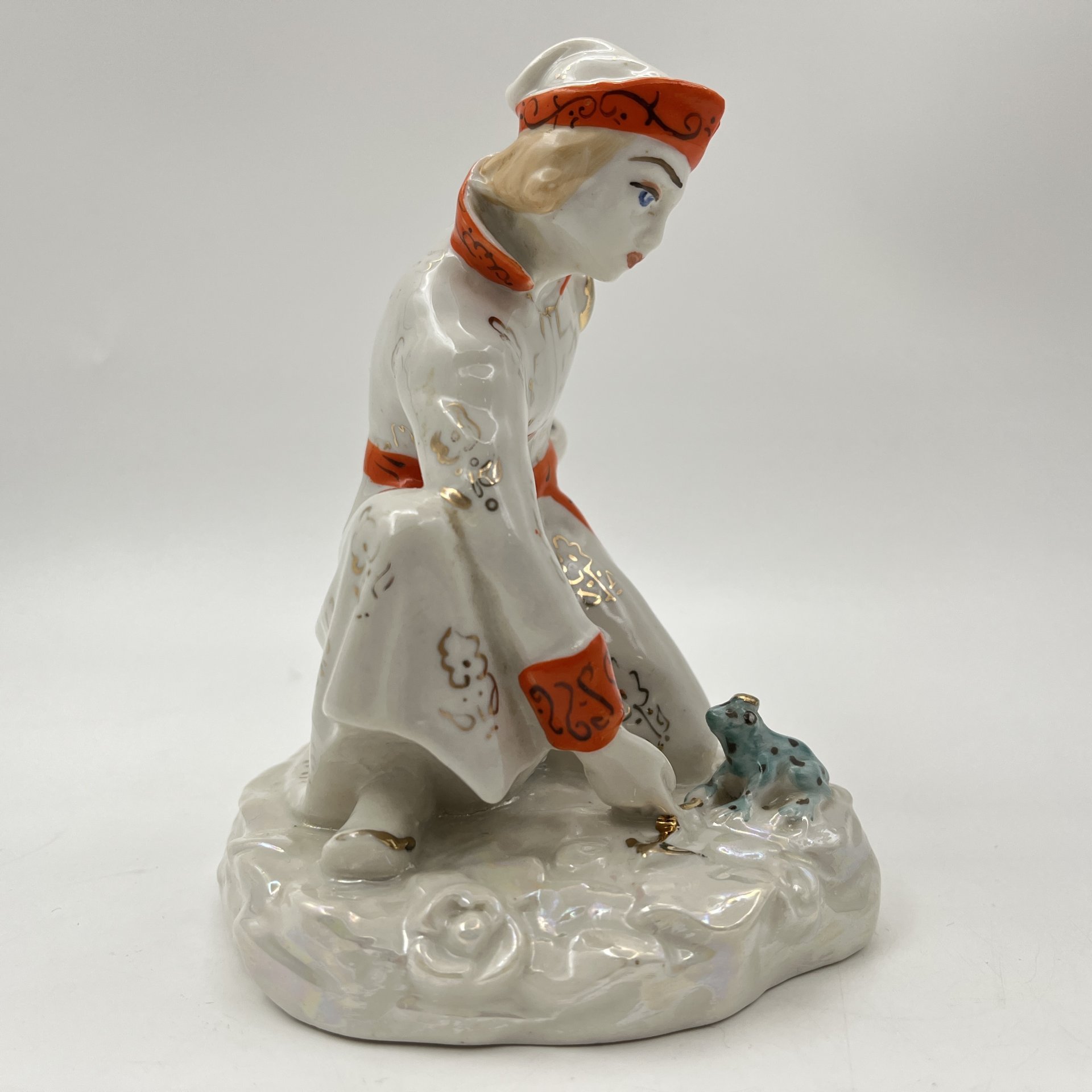 Статуэтка "Иван-царевич с царевной-лягушкой", скульптор А.А. Киселев, фарфор, роспись, люстр, золочение, Ленинградский завод фарфоровых изделий (ЛЗФИ), СССР, 1956-1967 гг.