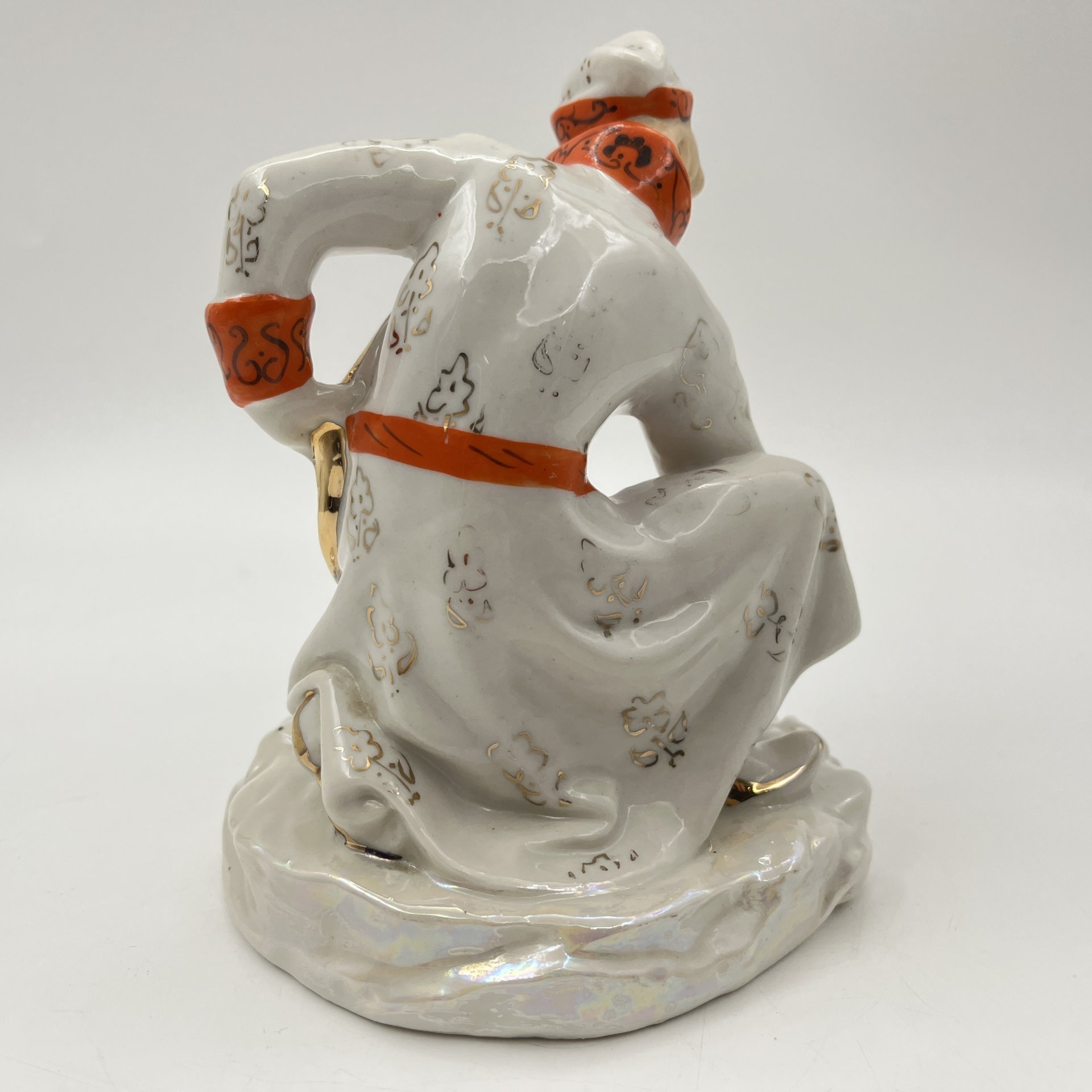 Статуэтка "Иван-царевич с царевной-лягушкой", скульптор А.А. Киселев, фарфор, роспись, люстр, золочение, Ленинградский завод фарфоровых изделий (ЛЗФИ), СССР, 1956-1967 гг.