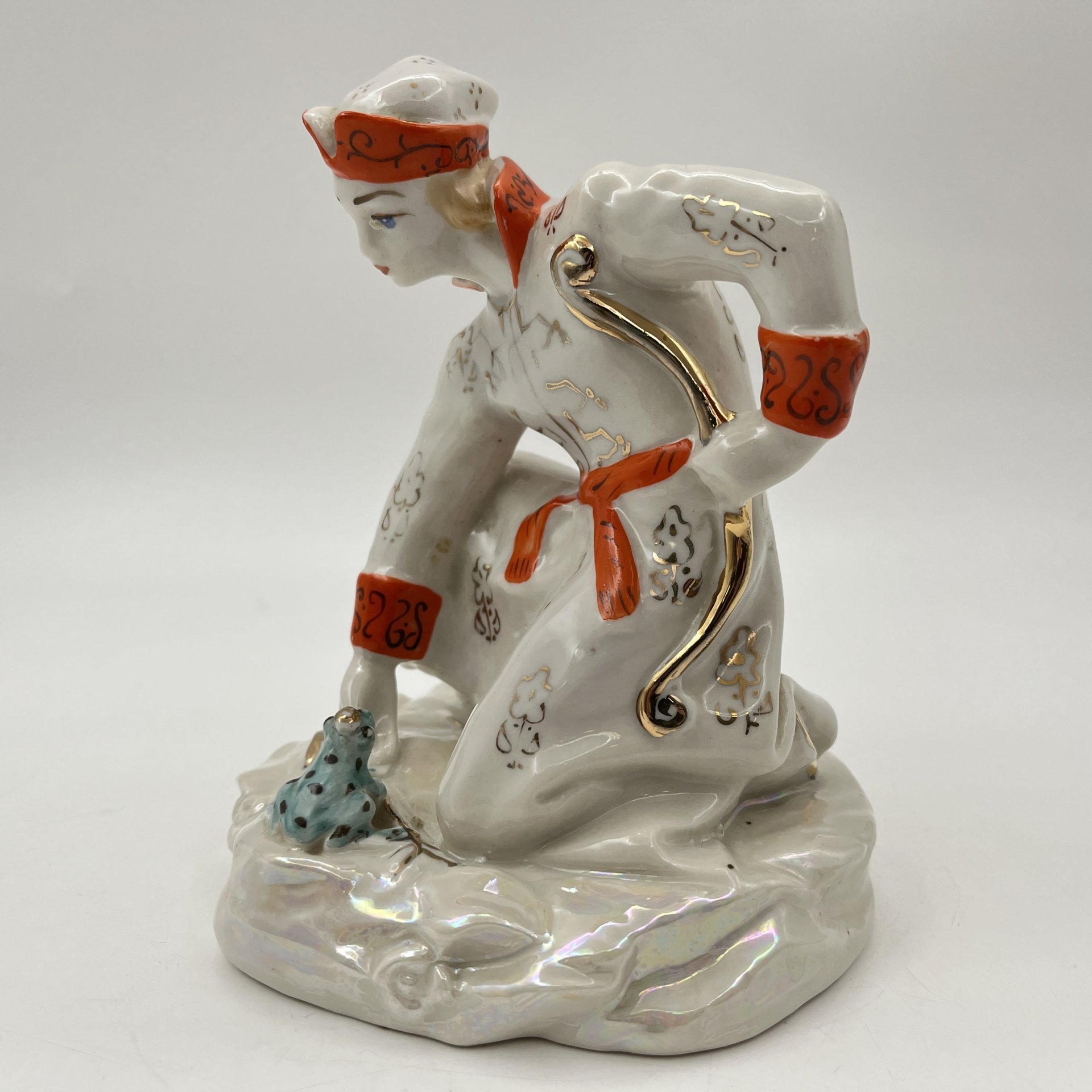 Статуэтка "Иван-царевич с царевной-лягушкой", скульптор А.А. Киселев, фарфор, роспись, люстр, золочение, Ленинградский завод фарфоровых изделий (ЛЗФИ), СССР, 1956-1967 гг.