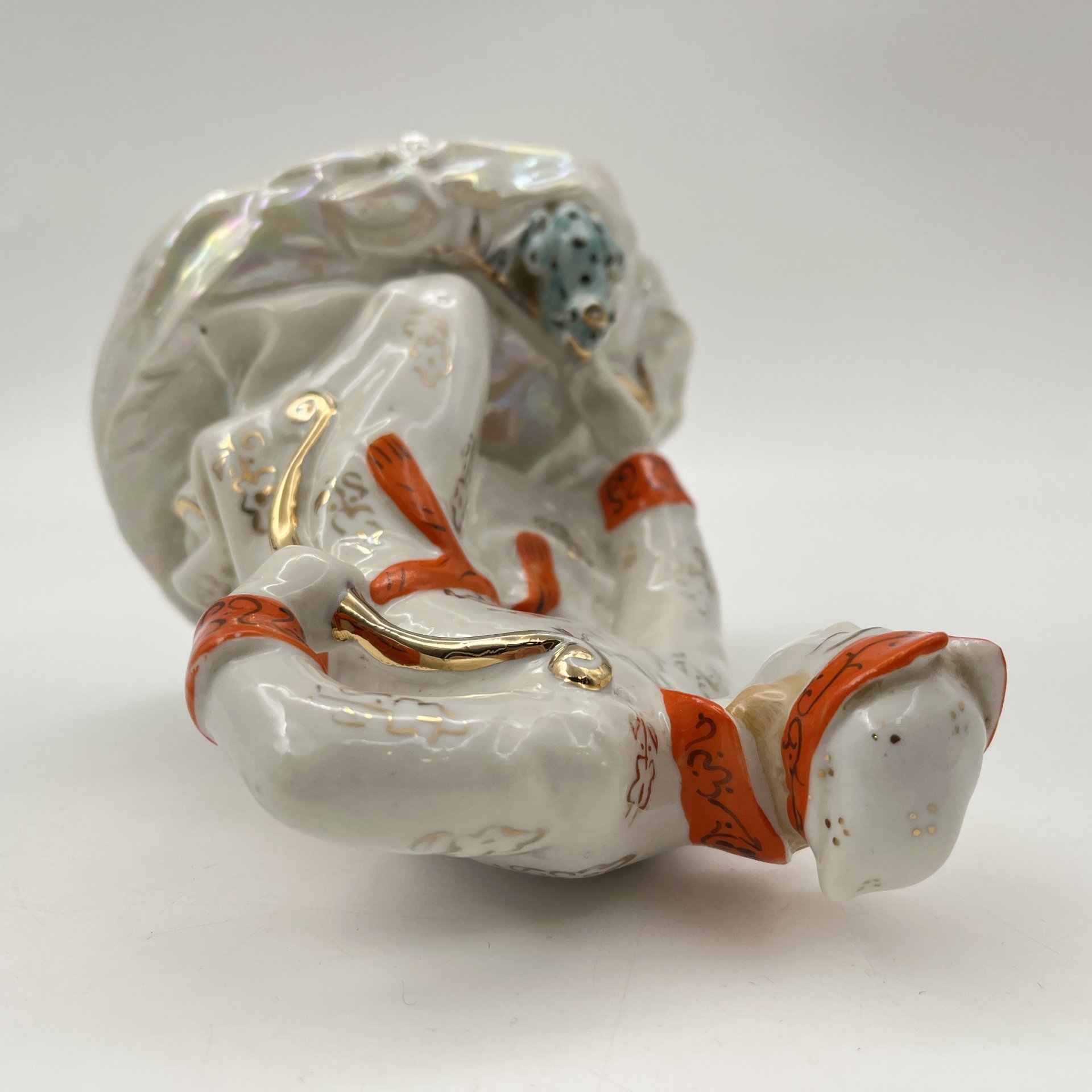 Статуэтка "Иван-царевич с царевной-лягушкой", скульптор А.А. Киселев, фарфор, роспись, люстр, золочение, Ленинградский завод фарфоровых изделий (ЛЗФИ), СССР, 1956-1967 гг.